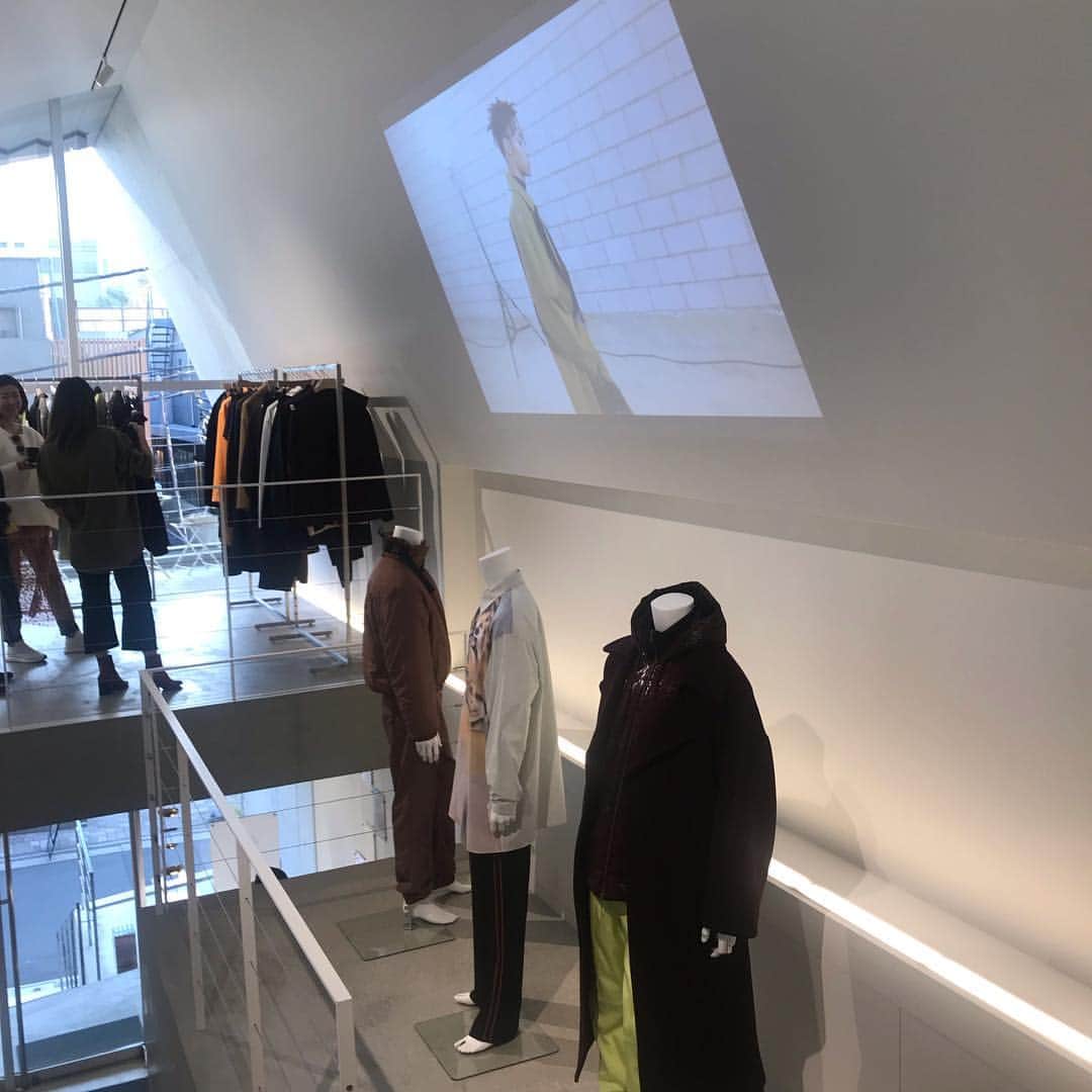 Apparel-web.comさんのインスタグラム写真 - (Apparel-web.comInstagram)「ロンドンでコレクションを発表している「QASIMI（カシミ）」が東京でプレゼンテーションを開催 #QASIMI  #fashion #mensstyle #mode #キサミ #メンズ #ファッション」3月26日 18時36分 - apparelweb