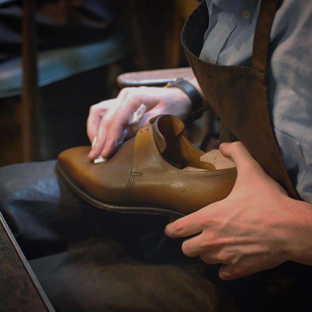 のインスタグラム：「👞 Bring in your Corthay shoes and let us give them some love & care! We use the best shoe creams and polishes to help maintain their colour and shine. 👞 • • #Corthay #Paris #BeforeAndAfter #Shoe #Maintenance #Glacage #Polish #Arca #ArcaBoucle #Souliers #Calfskin #Leather #Cuir #Black #OldWood #Ebony #Patina #TheFinestShoes #MadeInFrance #LaCouleurCestCorthay #Shoeporn」