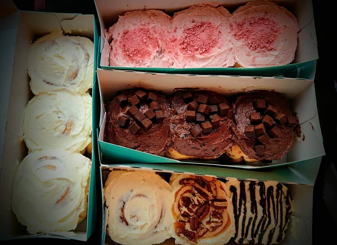 REIKAさんのインスタグラム写真 - (REIKAInstagram)「. I loooooove CINNABON♥️ ゆりあとシナボンデートする前にシナボン大人買いしに行ってしまった♥️♥️. もう見てるだけで幸せ(´；ω；`)♥️ 桜シナボン初めて🌸 . . #シナボン #cinnabon #シナモンロール #cinnamonroll #ilovecinnabon #ミニボン #桜 #さくら #cherryblossom #sakura」3月26日 18時41分 - reika_japan