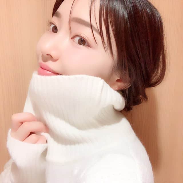 minari_224さんのインスタグラム写真 - (minari_224Instagram)「⑅ もうね、先に言う、とっっても良かった🥺✨💭 #江原道名古屋 #KohGenDo . . フェイシャルエステを担当してくださった方が、そもそもお肌めっちゃくちゃ綺麗。 塗った綺麗さじゃなくて、マスクの摩擦とかで素肌丸出しになってたそのお肌がすっごく綺麗だったの。 . 始めのクレンジングで「皮膚が動かないように」って説明しながらしてくださって、納得で、皮膚が動かないってこういう事か！クレンジングはこうやるのか！ってもう心鷲掴み。 . マッサージで片頬３分の１になって、もう片方やってもらって左右対象になって（このマッサージも感動して手順載ってるパンフレット貰った） . その後私に合ったファンデーションやアイブロウで綺麗にしてもらったのだけど、ベージュのリキッドファンデ嫌いな私でも感動するくらいお肌が綺麗😳🙏🏻 絶対、丁寧なフェイシャルエステで土台を作ってもらったお陰🙏🏻粉ははたかず、ぷるぷるな仕上がり🥺💓 . 私がこんなに熱量高くなるの珍しいでしょ😳 それくらいこのフェイシャルエステは受けてみてほしい😳 寝そうなくらい気持ち良かったんだけど、お姉さんの説明を一語一句聞き逃したくなくて目ギンギンに起きときました🙏🏻 #江原道 #KiKiYOCOCHO_nagoya #PR」3月26日 18時44分 - minari_224