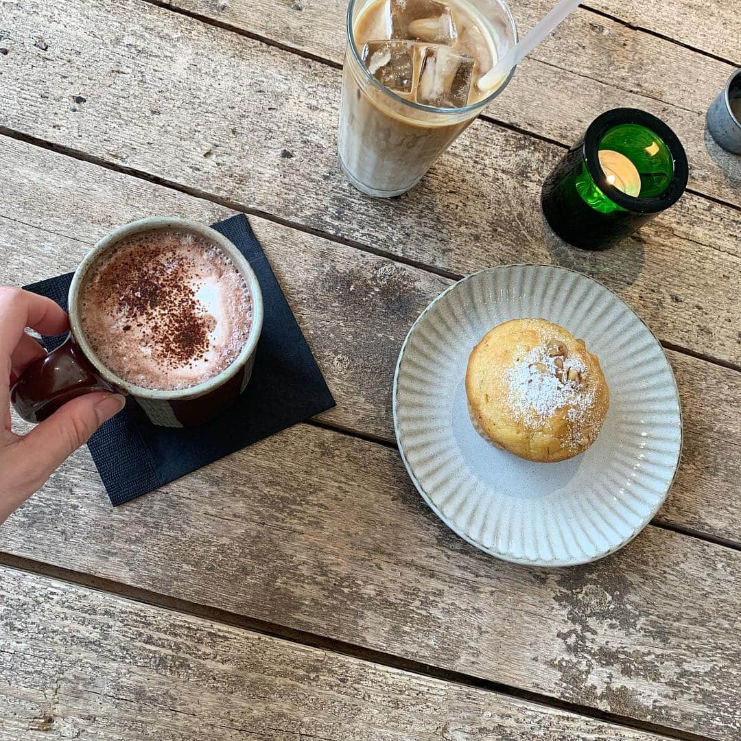 澤辺美香さんのインスタグラム写真 - (澤辺美香Instagram)「ホットする時間…☕️ 静かな空間が、好き♡  今日のご褒美…と言いたいがほぼ毎日何かしら甘いもの食べとるやないか。春は気をつけなければ太りやすい季節😂😂 #北堀江#堀江#cafe#lifes」3月26日 18時45分 - mikasawabe