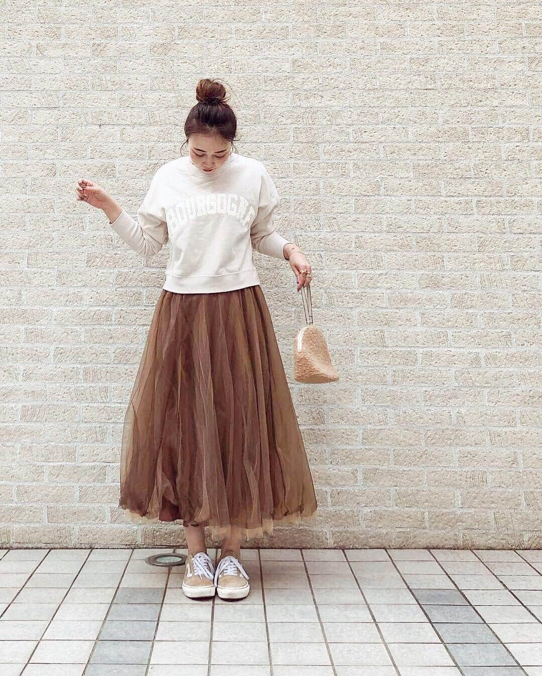 nanaさんのインスタグラム写真 - (nanaInstagram)「ㅤ ㅤ 2019.3.26 Tue #nanacoordinate 𓇼 ななコ 🐼ㅤ ㅤ ㅤ beige 𓇬 brown 𓃟𓃷. blogに詳しく書きます✎*。 ━━━━━☞blogへはtopからﾄﾍﾞﾏｽ𓅩𓂃 ㅤㅤ ㅤ ㅤ ZOZOTOWNに3/20にᵒᴾᴱᴺした @lissi__boutique のﾁｭｰﾙｽｶｰﾄが可愛すぎる❤︎❤︎ ﾌﾞﾗｳﾝ.ﾍﾞｰｼﾞｭのﾁｭｰﾙが何層にもなってるし ﾌﾜﾝﾌﾜﾝだし𓆸𓆸*ﾟ ㅤ ㅤ ㅤ ㅤ ㅤ 昨日はｺﾗﾎﾞﾜﾝﾋﾟをたくさんの方にご購入頂きまして 本当にありがとうございます𓂣 販売開始早々にﾐﾙｸﾃｨｰが完売してしまい 今、生産可能か確認しております𓂃 再販決まりましたら即ｽﾄｰﾘｰにてお知らせいたしますので 今しばらくお待ちいただけますと幸いです𓃻*ﾟ  ㅤ ㅤ ㅤ  ㅤ ㅤ ㅤ  ㅤ #lissi_boutique #チュールスカート #skirt #vansoldskool #vans #バンズ #outfit #fashion #ootd #coordinate #大人カジュアル  #locari mery  #beaustagrammer  #シンプルコーデ #プチプラコーデ  #mineby3mootd #instafashion #fashionblogger #fashionista #데일리록 #코디 #옷스타그램 #멋스타그램 #穿搭 #오오티디  #패션스타그램일상 #楽天roomに載せてます #roomインフルエンサー」3月26日 18時49分 - nanapanda517