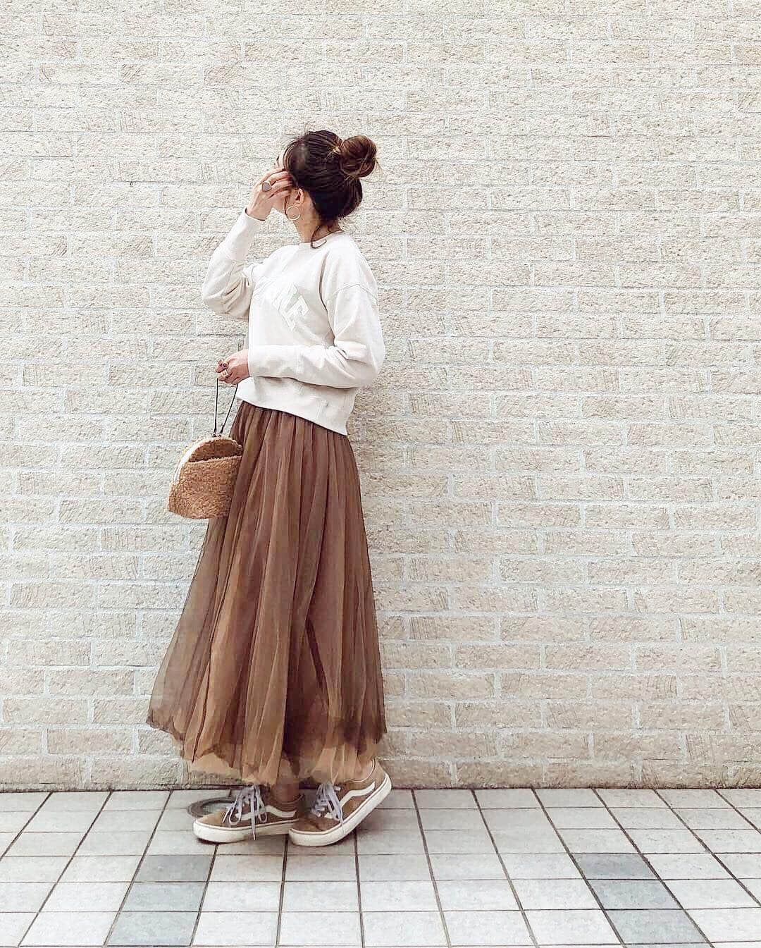 nanaさんのインスタグラム写真 - (nanaInstagram)「ㅤ ㅤ 2019.3.26 Tue #nanacoordinate 𓇼 ななコ 🐼ㅤ ㅤ ㅤ beige 𓇬 brown 𓃟𓃷. blogに詳しく書きます✎*。 ━━━━━☞blogへはtopからﾄﾍﾞﾏｽ𓅩𓂃 ㅤㅤ ㅤ ㅤ ZOZOTOWNに3/20にᵒᴾᴱᴺした @lissi__boutique のﾁｭｰﾙｽｶｰﾄが可愛すぎる❤︎❤︎ ﾌﾞﾗｳﾝ.ﾍﾞｰｼﾞｭのﾁｭｰﾙが何層にもなってるし ﾌﾜﾝﾌﾜﾝだし𓆸𓆸*ﾟ ㅤ ㅤ ㅤ ㅤ ㅤ 昨日はｺﾗﾎﾞﾜﾝﾋﾟをたくさんの方にご購入頂きまして 本当にありがとうございます𓂣 販売開始早々にﾐﾙｸﾃｨｰが完売してしまい 今、生産可能か確認しております𓂃 再販決まりましたら即ｽﾄｰﾘｰにてお知らせいたしますので 今しばらくお待ちいただけますと幸いです𓃻*ﾟ  ㅤ ㅤ ㅤ  ㅤ ㅤ ㅤ  ㅤ #lissi_boutique #チュールスカート #skirt #vansoldskool #vans #バンズ #outfit #fashion #ootd #coordinate #大人カジュアル  #locari mery  #beaustagrammer  #シンプルコーデ #プチプラコーデ  #mineby3mootd #instafashion #fashionblogger #fashionista #데일리록 #코디 #옷스타그램 #멋스타그램 #穿搭 #오오티디  #패션스타그램일상 #楽天roomに載せてます #roomインフルエンサー」3月26日 18時49分 - nanapanda517