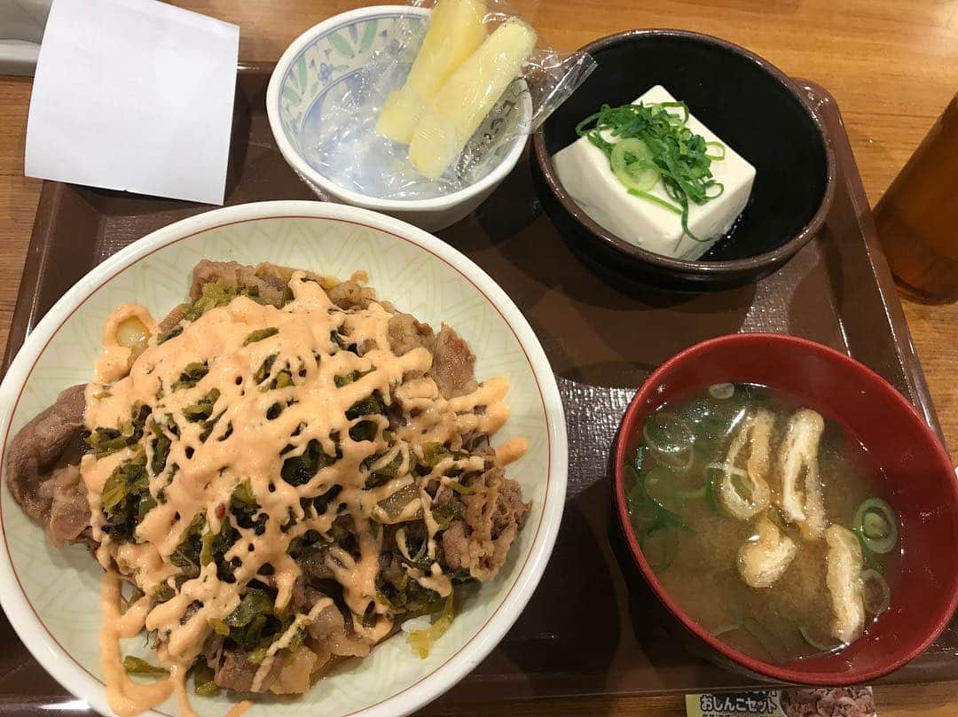 クロちゃんさんのインスタグラム写真 - (クロちゃんInstagram)「朝昼兼用ごはん ・明太子牛丼ごはんかなり少なめ ・健康セット  最近少食気味だしんねー。」3月26日 18時50分 - kurochandesuwawa