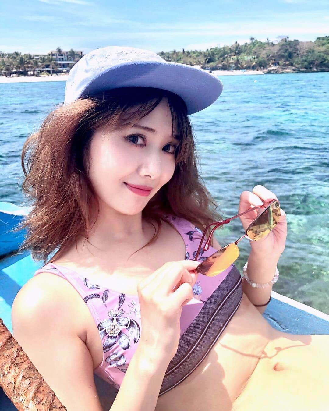 一木美里さんのインスタグラム写真 - (一木美里Instagram)「海の日差しは眩しい☀️✨ 目から受ける紫外線で焼けてしまったり シミができるらしい🕶夏はサングラスが大切🤓💛これもSPACEJAM？1000円くらいで買えました💖マニラの空港で買ったよ！ . . . #flytomorefun @mottotanoshii.philippines #フィリピンファンセール #もっと楽しいフィリピン #マニラ #CEBTravelSquadJapan @cebupacificair @tpbphl #Boracay#Manila #travel #trip #MillyBoracay#supreme」3月26日 19時03分 - misato_ichiki