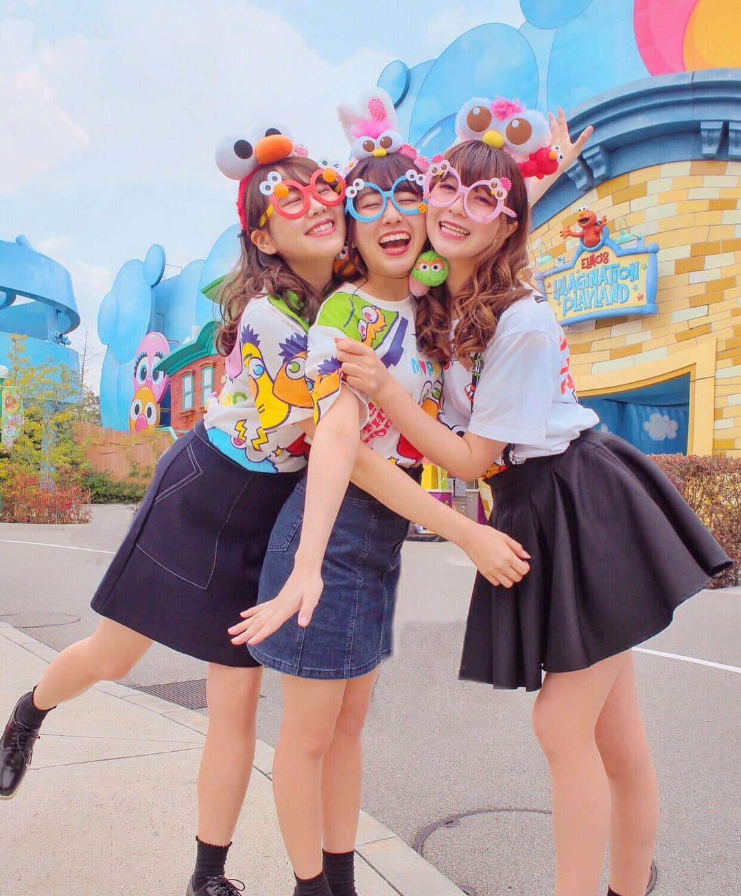 たんりいさんのインスタグラム写真 - (たんりいInstagram)「. . Universal Studios Japan 🌏🐙 . ちさきちゃん( @chocochii1203 ) しほりん( @shihoriiin49 )と ３人でユニバ行ってきたよっ🌷💕 . セサミのTシャツやカチューシャ をみんなでお揃いしたの〜🌸🌸🌸 最高に楽しかったっ🥰💕💕 . . #ユニバ #大阪 #ユニバーサルスタジオジャパン #USJ #pr #お揃いコーデ #セサミストリート #セサミコーデ モッピーコーデ #エルモコーデ #ユニバコーデ #たんりいユニバ #sagojoinsta #ユニバイースター」3月26日 19時04分 - tanrii97