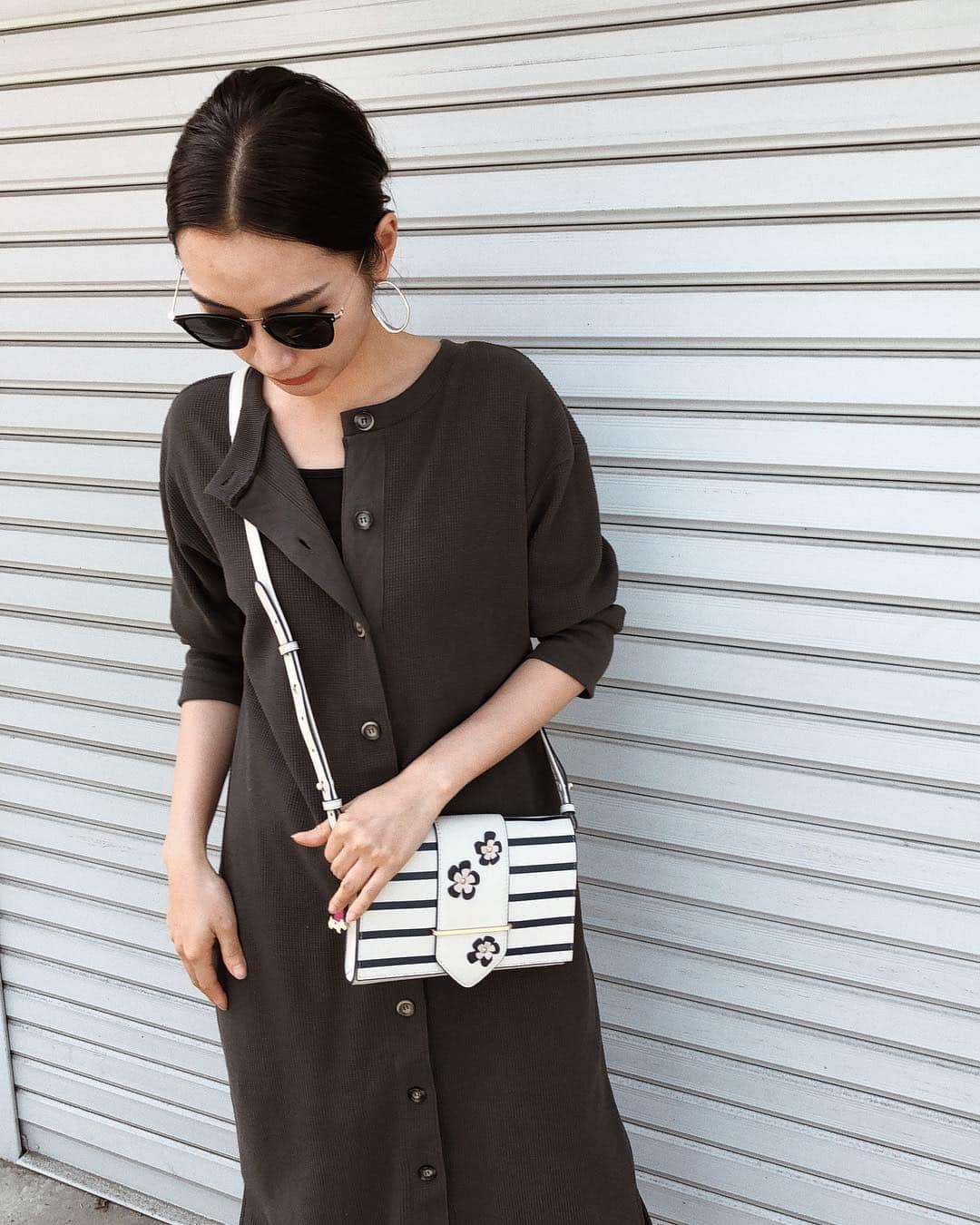 柳橋唯さんのインスタグラム写真 - (柳橋唯Instagram)「outfit ・ ・ シンプルコーデに合わせてラドリー様から頂いた2019年SSの新作バッグを初おろし。 ストライプとお花の組み合わせが可愛いくて、コーデのポイントに。 ラドリーさんでは2月下旬からお買い上げ税込21,600円の方へノベルティをプレゼント中だそうです。 春にピッタリの可愛いバッグがたくさんなので、ぜひ覗いてくださいましましましめし。 @radleyjapan ・ ・ ・ ・ ・ ・ #ラドリー#radleyjapan#サーマル#コーデ#シンプルコーデ#今日のコーデ#fashion#プチプラ#coordinate #outfit #ootd #キレイめコーデ #ママコーデ #プチプラ #プチプラコーデ#大人女子#love#シンプル#シンプルコーデ#バッグ#春#クラッチバッグ#サングラス#ワンピース#サーマルワンピ」3月26日 18時57分 - yui.yanagihashi