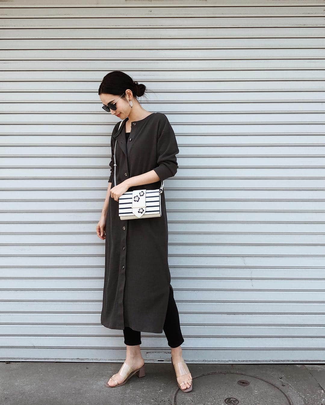 柳橋唯さんのインスタグラム写真 - (柳橋唯Instagram)「outfit ・ ・ シンプルコーデに合わせてラドリー様から頂いた2019年SSの新作バッグを初おろし。 ストライプとお花の組み合わせが可愛いくて、コーデのポイントに。 ラドリーさんでは2月下旬からお買い上げ税込21,600円の方へノベルティをプレゼント中だそうです。 春にピッタリの可愛いバッグがたくさんなので、ぜひ覗いてくださいましましましめし。 @radleyjapan ・ ・ ・ ・ ・ ・ #ラドリー#radleyjapan#サーマル#コーデ#シンプルコーデ#今日のコーデ#fashion#プチプラ#coordinate #outfit #ootd #キレイめコーデ #ママコーデ #プチプラ #プチプラコーデ#大人女子#love#シンプル#シンプルコーデ#バッグ#春#クラッチバッグ#サングラス#ワンピース#サーマルワンピ」3月26日 18時57分 - yui.yanagihashi