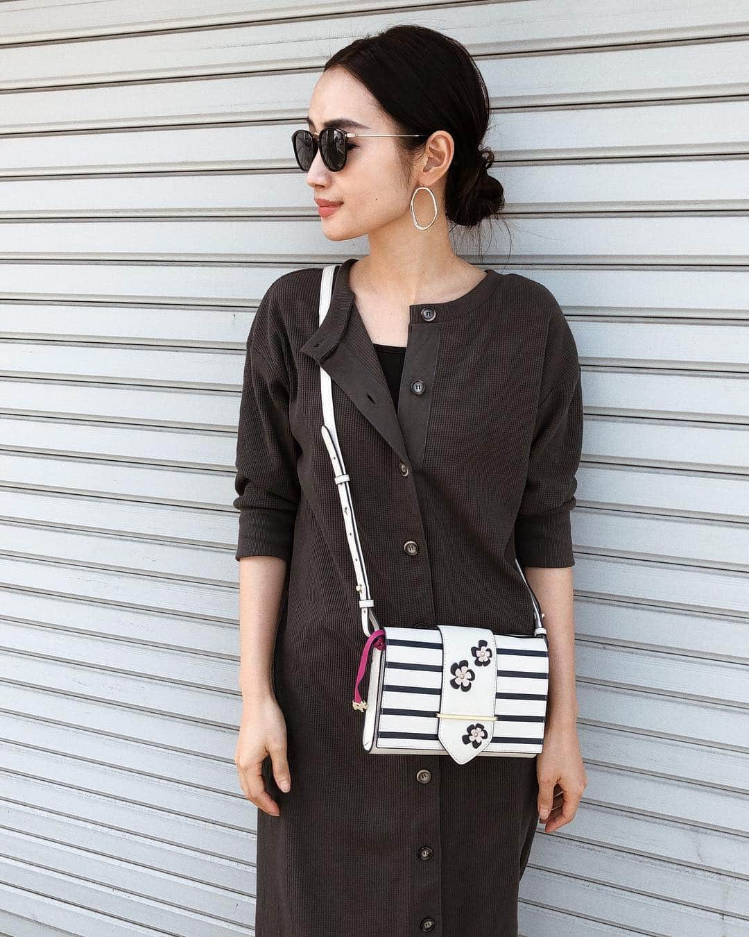 柳橋唯さんのインスタグラム写真 - (柳橋唯Instagram)「outfit ・ ・ シンプルコーデに合わせてラドリー様から頂いた2019年SSの新作バッグを初おろし。 ストライプとお花の組み合わせが可愛いくて、コーデのポイントに。 ラドリーさんでは2月下旬からお買い上げ税込21,600円の方へノベルティをプレゼント中だそうです。 春にピッタリの可愛いバッグがたくさんなので、ぜひ覗いてくださいましましましめし。 @radleyjapan ・ ・ ・ ・ ・ ・ #ラドリー#radleyjapan#サーマル#コーデ#シンプルコーデ#今日のコーデ#fashion#プチプラ#coordinate #outfit #ootd #キレイめコーデ #ママコーデ #プチプラ #プチプラコーデ#大人女子#love#シンプル#シンプルコーデ#バッグ#春#クラッチバッグ#サングラス#ワンピース#サーマルワンピ」3月26日 18時57分 - yui.yanagihashi