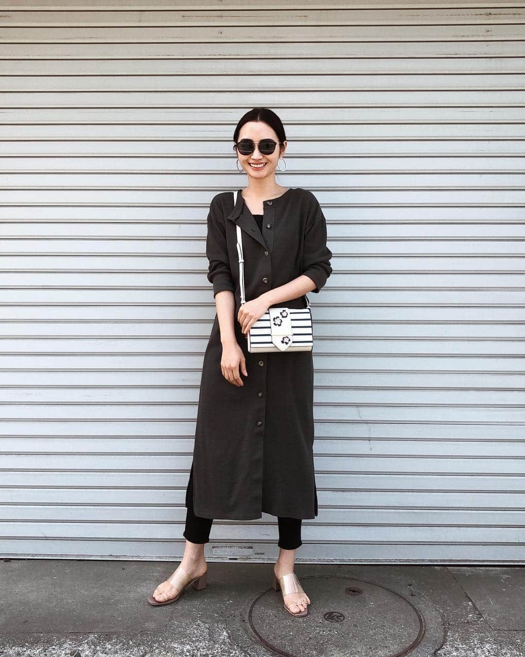 柳橋唯さんのインスタグラム写真 - (柳橋唯Instagram)「outfit ・ ・ シンプルコーデに合わせてラドリー様から頂いた2019年SSの新作バッグを初おろし。 ストライプとお花の組み合わせが可愛いくて、コーデのポイントに。 ラドリーさんでは2月下旬からお買い上げ税込21,600円の方へノベルティをプレゼント中だそうです。 春にピッタリの可愛いバッグがたくさんなので、ぜひ覗いてくださいましましましめし。 @radleyjapan ・ ・ ・ ・ ・ ・ #ラドリー#radleyjapan#サーマル#コーデ#シンプルコーデ#今日のコーデ#fashion#プチプラ#coordinate #outfit #ootd #キレイめコーデ #ママコーデ #プチプラ #プチプラコーデ#大人女子#love#シンプル#シンプルコーデ#バッグ#春#クラッチバッグ#サングラス#ワンピース#サーマルワンピ」3月26日 18時57分 - yui.yanagihashi