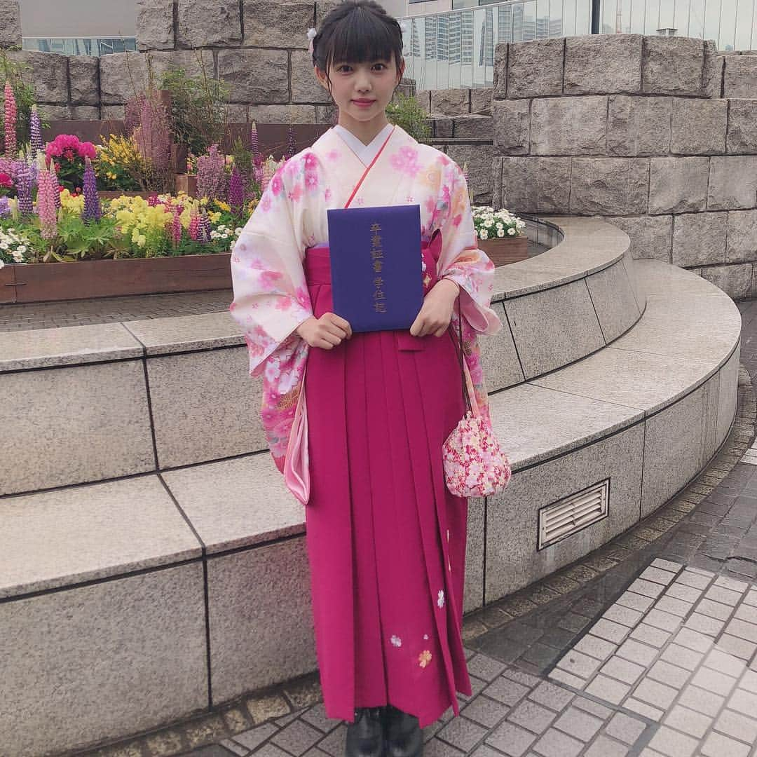 佐倉ちひろさんのインスタグラム写真 - (佐倉ちひろInstagram)「大学を卒業しました🌸🌸🌸 #卒業式 #卒業 #袴 #袴ヘア #編み込みアレンジ #編み込み #大学卒業 #大学生 #女子大生 #春」3月26日 18時58分 - chihiro__sakura