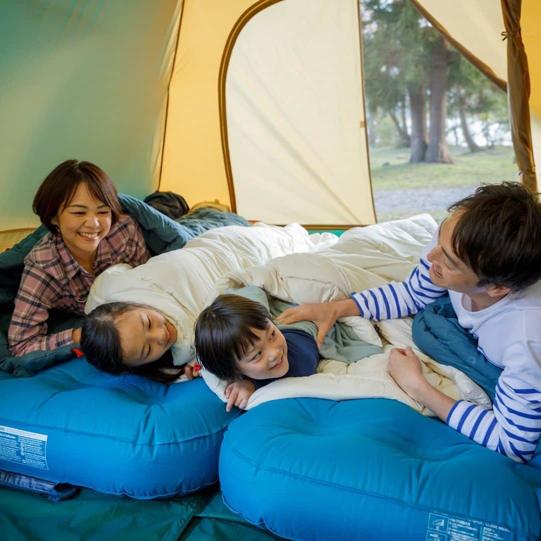 Coleman Japanのインスタグラム：「＼朝までぐっすり快適に♪／ キャンプは思っていた以上に寒かったり暑かったりと、ダイレクトに影響します。コールマンの新商品「マルチレイヤースリーピングバッグ」は、3つのレイヤーを組み合わせることで幅広く外気温に対応する事ができる便利なシュラフ。どんな夜も朝まで快適に過ごしましょう！」