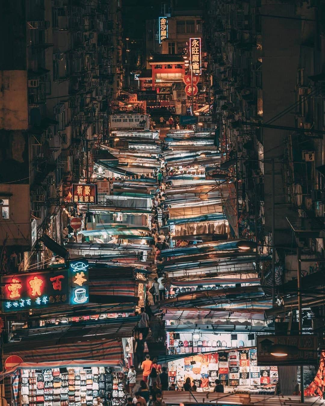 Discover Hong Kongさんのインスタグラム写真 - (Discover Hong KongInstagram)「Hong Kong’s ever-photogenic Temple Street Night Market. 人聲鼎沸的廟街夜市，在鏡頭下總有獨特魅力！ 香港のナイトマーケットはフォトジェニック！ 📷: @xx_s_a_i_xx #DiscoverHongKong #repost」3月26日 19時00分 - discoverhongkong