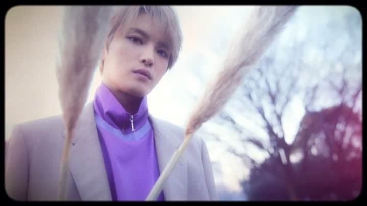のインスタグラム：「#NYLONJAPAN 5月号発売間近!!　カバーを飾る #ジェジュン ( @jj_1986_jj )のティザームービー第3弾を公開！　雨上がりに映える幻想的な彼に誰もが悶絶してしまうはず♡ ▶ https://www.nylon.jp/NYLON180  #nylonjapan #nylonjp #coverboy #jaejoong #kimjaejoong #김재중 #fashion #beauty #culture #caelumjp」