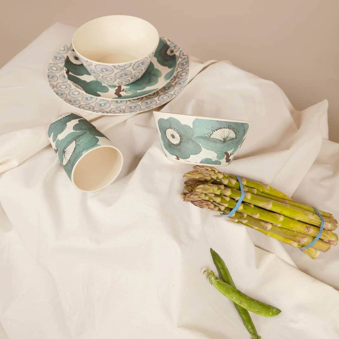 のインスタグラム：「Sakura, fleur nationale du Japon, s’invite sur ce nouveau service de table en bambou. Symbole du renouveau et de l’espoir elle annonce l’arrivée du printemps chaque année ☀️ > Retrouvez cette collection sur Bensimon.com et dans nos concept stores. 🇬🇧 Sakura, the Japan's national flower is invited to this new bamboo table service. Symbol of Renewal and Hope, this flower announces Springs arrival ☀️ > This collection is available on Bensimon.com #bensimon #moisdeladeco #deco #maisonbensimon #home」