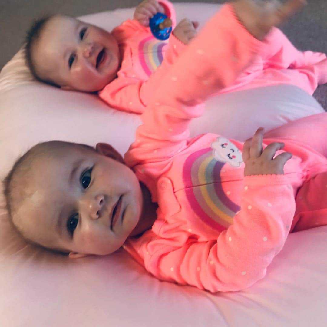 SOPHIA WEBSTERさんのインスタグラム写真 - (SOPHIA WEBSTERInstagram)「Mummy’s girls 💖🌈💖🌈 #6monthsoldalready 😭😭 #TwinTuesday #MyGirls #TwinSisters #Mumof3Girls #LittleSisters」3月26日 19時07分 - sophiawebster