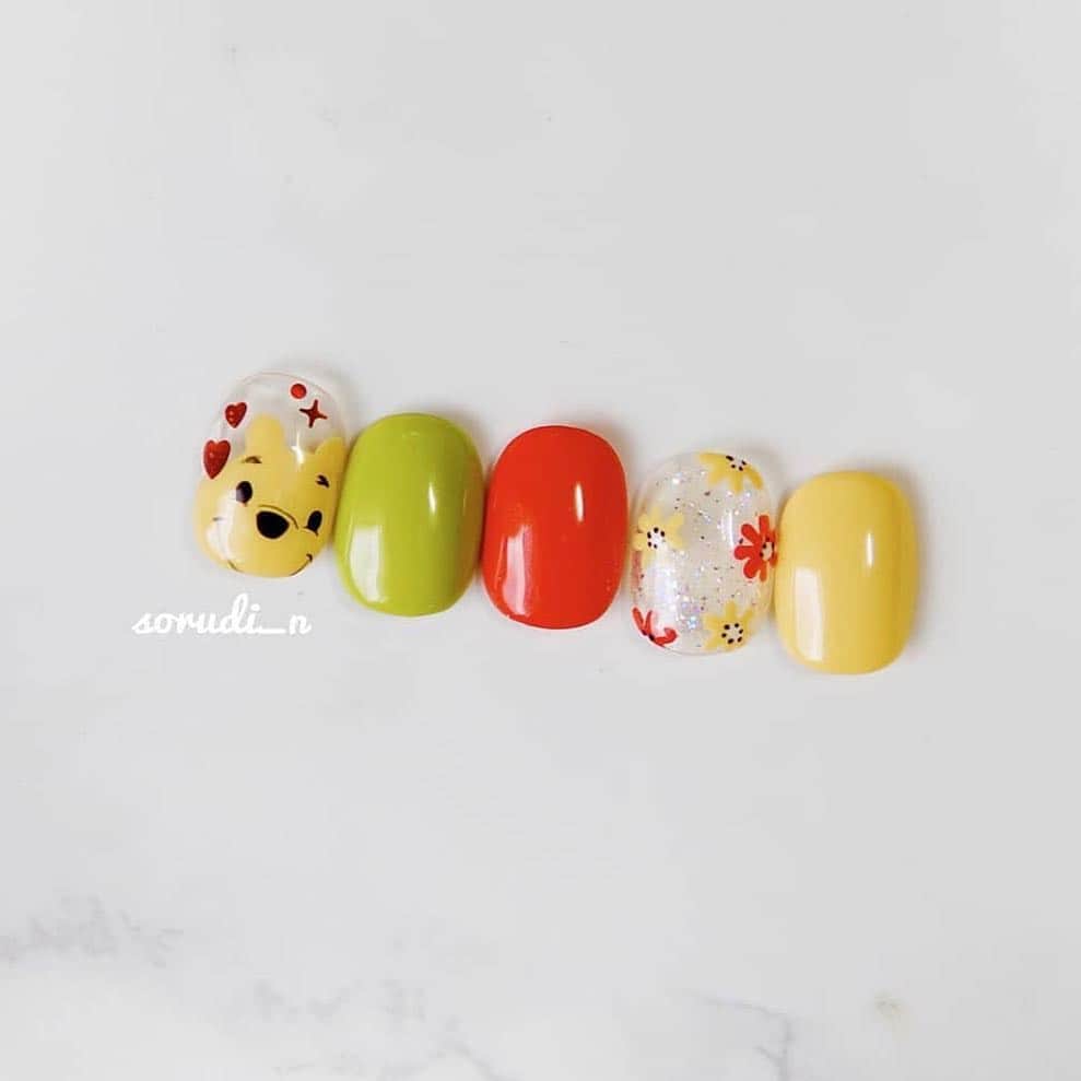 반디네일さんのインスタグラム写真 - (반디네일Instagram)「. 앙증맞은 Pooh 푸우아트 ❤️. Art by @sorudi_n . . 귀여운 푸우네일을 해보았어요!!!!🍯 봄이 다가와 잔뜩 신난 푸가 넘 기엽지 않나요💛❤💛❤ ⠀⠀ 특히 약지에는 글리터를 풀콧하고 그 위에 꽃을 그려넣었는데 정말 봄 느낌나서 마음에 쏘오오옥 듭니다 크으으으👍🏻 . ✔️사용컬러는?!. - GF640 Cheering Coral . - GF757 Cheering Green. - GF648 Cheering Yellow. - GP826 Cheering Dia.  제품 및 구매문의는 반디 본사 (02-3443-8009) 또는 반디 지사로 문의부탁드립니다.  반디의 모든 이미지를 사용하실 때는 출처를 밝혀 주세요😊. . #반디 #반디네일 #bandi #bandinail #cheeringcoral  #봄아트 #응원 #반디모델 #캐릭터아트 #젤리끄 #봄 #봄트렌드 #2019 #spring #trendcolor #네일스타그램 #넬스타그램 #nails #뷰티스타그램  #NOTD #ootd #nailsofinstagram #Beauty #KBeauty #Cosmetics  #Daily #Instadaily #봄네일」3月26日 19時11分 - bandinail_official