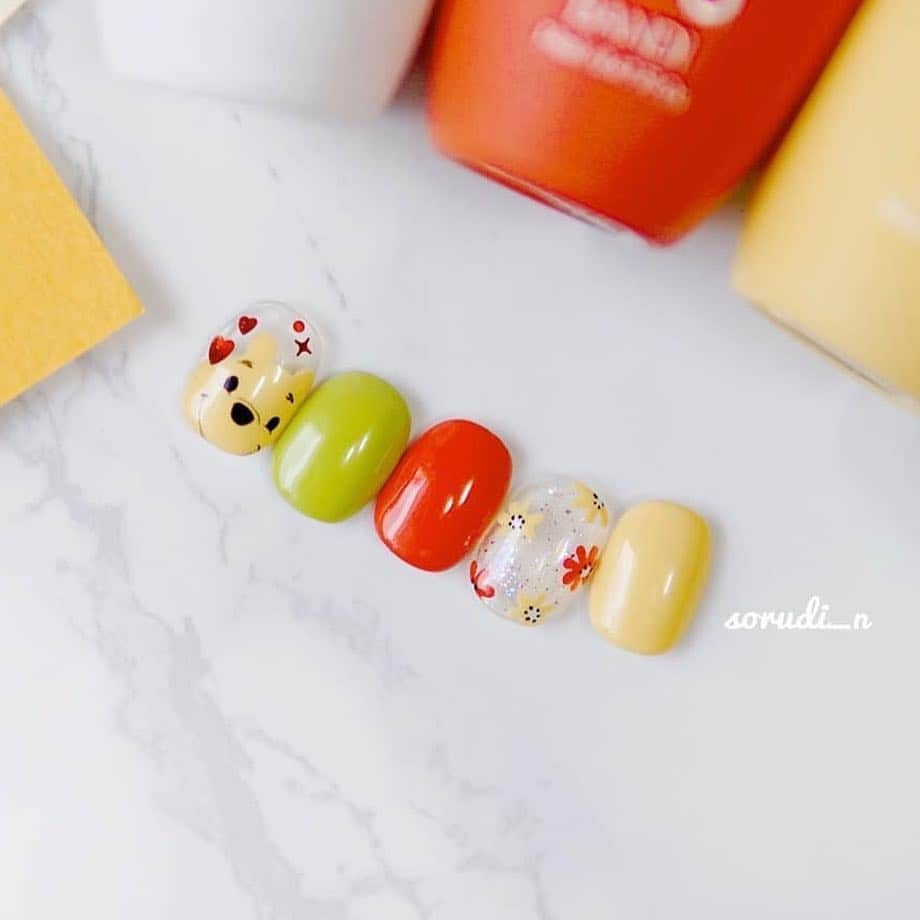 반디네일さんのインスタグラム写真 - (반디네일Instagram)「. 앙증맞은 Pooh 푸우아트 ❤️. Art by @sorudi_n . . 귀여운 푸우네일을 해보았어요!!!!🍯 봄이 다가와 잔뜩 신난 푸가 넘 기엽지 않나요💛❤💛❤ ⠀⠀ 특히 약지에는 글리터를 풀콧하고 그 위에 꽃을 그려넣었는데 정말 봄 느낌나서 마음에 쏘오오옥 듭니다 크으으으👍🏻 . ✔️사용컬러는?!. - GF640 Cheering Coral . - GF757 Cheering Green. - GF648 Cheering Yellow. - GP826 Cheering Dia.  제품 및 구매문의는 반디 본사 (02-3443-8009) 또는 반디 지사로 문의부탁드립니다.  반디의 모든 이미지를 사용하실 때는 출처를 밝혀 주세요😊. . #반디 #반디네일 #bandi #bandinail #cheeringcoral  #봄아트 #응원 #반디모델 #캐릭터아트 #젤리끄 #봄 #봄트렌드 #2019 #spring #trendcolor #네일스타그램 #넬스타그램 #nails #뷰티스타그램  #NOTD #ootd #nailsofinstagram #Beauty #KBeauty #Cosmetics  #Daily #Instadaily #봄네일」3月26日 19時11分 - bandinail_official
