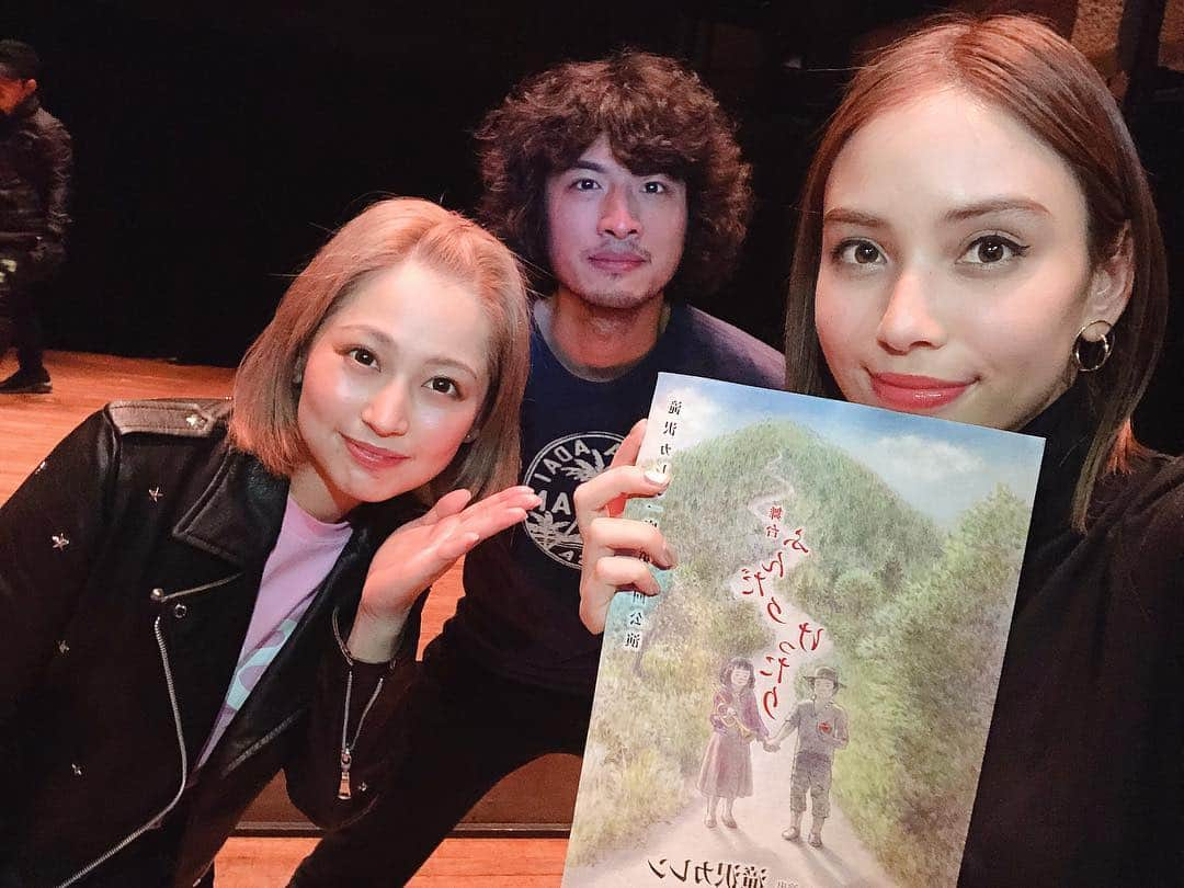 滝沢カレンさんのインスタグラム写真 - (滝沢カレンInstagram)「皆様に御報告あります🌈☺️💕💕💕 明日は私が監督として0から全てを作った愛しかない作品、舞台「ふんだりけったり」の大公開の日です🙈💕💓💓 たくさんのご応募をくださったなのか、いろんなお話をききました☺️💕 ほんとにありがとうございます🍓🍒 そしてなんと❣️ 明日少ない数ですが、当日券も販売することとなりましたー🌈🌈🌈🌈🌈💕💓✨✨✨ びっくりするほど忘れた方へ詳細ですが、 滝沢カレン一座、 3月27日(水) 20:00〜新宿シアターモリエールにて舞台「ふんだり けったり」大公開します🎬🙈🔥🔥🔥 当日券は開演時間の1時間前に19時に新宿シアターモリエールに来るのがやり方みたいです🙇🏼‍♀️💕 私以上に気を使って書いてくださった、滝沢カレン一座のスタッフさんが文を書いたので、それを今からみてください😊☺️💓🙇🏼‍♀️🙇🏼‍♀️🙇🏼‍♀️ 皆さまに私が作った舞台をほんとに見に来ていただきたいです☺️💓💋🍎🍉🍓🍒 最高な物語の幕開けを一緒の空間で感情をさらけ出しましょう🌸  私のあっためて溶けそうなくらい熱の入った舞台「ふんだりけったり」に会いに来てください☺️💕 ↓こちらが書いてくださった文です。 見といてください👁  当日券のご案内  滝沢カレン一座　第１回公演 ふんだりけったり 2019年3月27日(水)20時開演 当日券、若干枚ご用意しております。 受付開始時刻は開演の60分前、19時よりエントランスにて 整理券配布の上、抽選にて販売いたします。 ご来場お待ちしております。  チケット価格は1080円（税込） 新宿シアターモリエール 東京都新宿区新宿３丁目３３−１０ モリエールビル 2F」3月26日 19時16分 - takizawakarenofficial