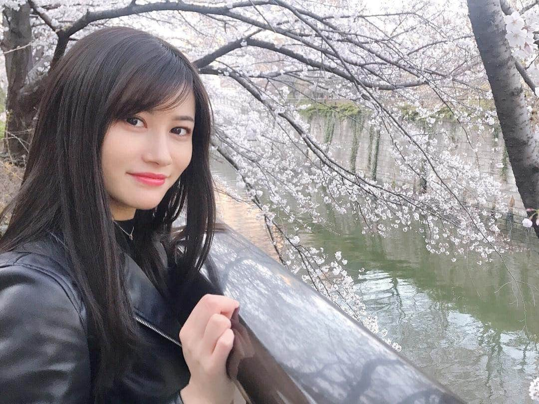 江藤彩也香さんのインスタグラム写真 - (江藤彩也香Instagram)「桜、見に行ったよ🌸🌸 まだ三分咲きって！ひゅるりーら！ . #桜 #花見 #お花見 #春 #中目黒 #目黒川 #散歩 #東京 #日本 #sakura #🌸 #cute #spring #kawaii #cool #love #instagood #selfie #flower #cherryblossom #river #japan #japanesegirl #meguro #meguroriver #walk #follow #followme #❤︎」3月26日 19時16分 - sayakadayo_