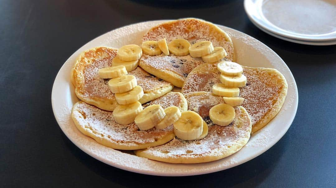 長富彩さんのインスタグラム写真 - (長富彩Instagram)「パンケーキはButter🥞派の私ですが久々にランチにエッグスンシングス。今日はポカポカでテラス席で最高のランチだった^_^ 食べ物ばっかりのせてますがちゃんと練習してます笑 🎹  #lunch #pancakes #最近 #チョコチップ #はまる」3月26日 19時17分 - nagatomiaya