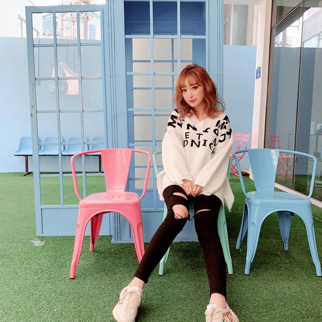 のインスタグラム：「日本帰ってきて毎日撮影だ🌞🌞🌞 ・ 今いろんなことを考えていてるんるんっ🌈仕事もプライベートも頑張ろぉーーー！ @bloomin_official ✨✨✨ ・ 早く4月になってほしいっ💕 ・ ・ #korea#韓国#fashion#bloomin#4月#楽しみがいっぱい#待ち遠しい」