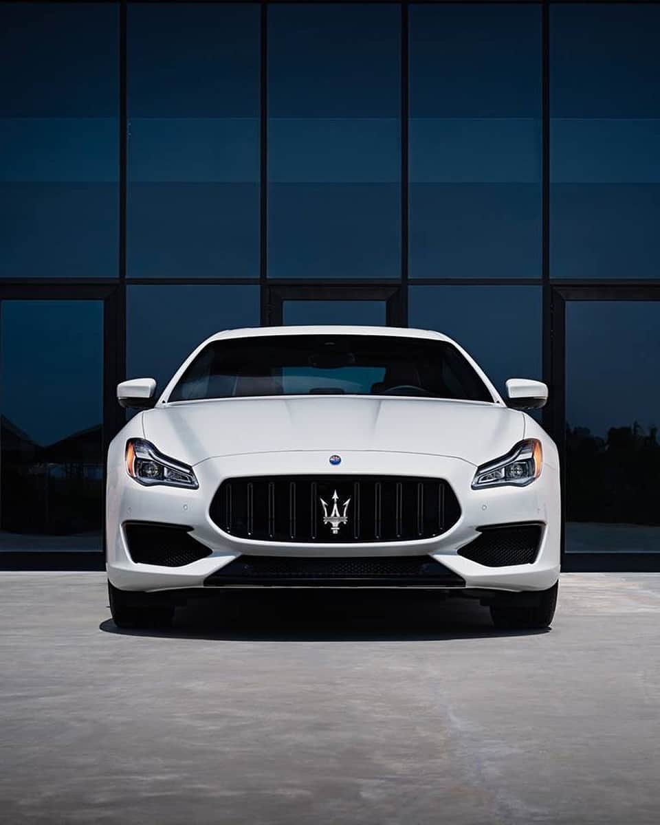 Maserati Japan | マセラティ ジャパンのインスタグラム：「アグレッシブでありながら、時を経ても色褪せることのない気品と存在感を放つクアトロポルテのスタイリング。ラグジュアリーとスポーツ性がこれ以上ない形で融合した1台です。 #Maserati #マセラティ  #MaseratiJapan #マセラティジャパン #Quattroporte #クアトロポルテ」