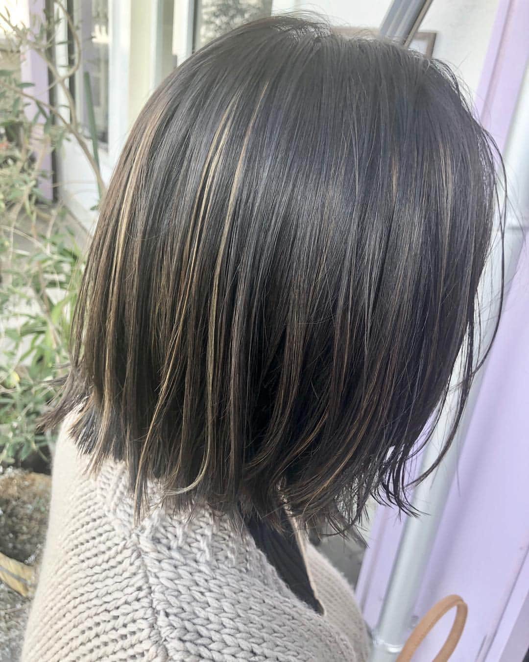 のインスタグラム：「ボブのハイライト 太すぎず細すぎないハイライトでしっかりメリハリを  #香川県 #高松市 #丸亀市 #宇多津 #香川 #高松 #丸亀 #hiroki #香川美容室 #香川美容師 #大人可愛い #ヘア #hair #ヘアスタイル #color #カラー #ヘアカラー #グラデーション #ハイライト #インナーカラー #外国人風カラー #外国人風 #ダブルカラー #アディクシーカラー #アディクシー #색상 #颜色 #亮點」
