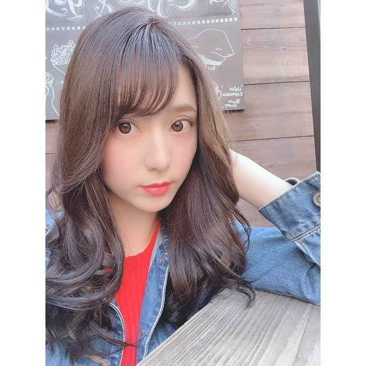 堀尾実咲のインスタグラム：「air-AOYAMAにてカラーカットしていただきました！  担当は岡山さん→@air_okayama_yuhi だよー！  今回は暗髪にしたよん🐰🎀 1枚目が外、2枚目が屋内のお写真📸  真っ黒過ぎなくていいかんじ♡ 柔らかい暗髪になった☺️ そしてビッグニュース‼︎ この度岡山さんがスタイリストデビューします＼＼\\٩( 'ω' )و //／／ そのデビュー記念で 4月限定30%OFFのキャンペーンをしてくれるみたいです♡  男女問わず！予約時に堀尾実咲のインスタ見ましたって伝えてもらえたらokです🐰  予約方法は、 お店に直接お電話するか、 もしくは 岡山さんのインスタにDM でお願いします！  ぜひぜひ行ってみてねっ👼🎀 air-AOYAMAホームページ↓ http://www.air.st/sp/air-aoyama/  岡山さんインスタ↓ @air_okayama_yuhi  #airaoyama #美容院 #ヘアサロン #ヘアスタイル #ヘアカラー #hair #haircolor #hairstyle #暗髪 #東京 #青山」