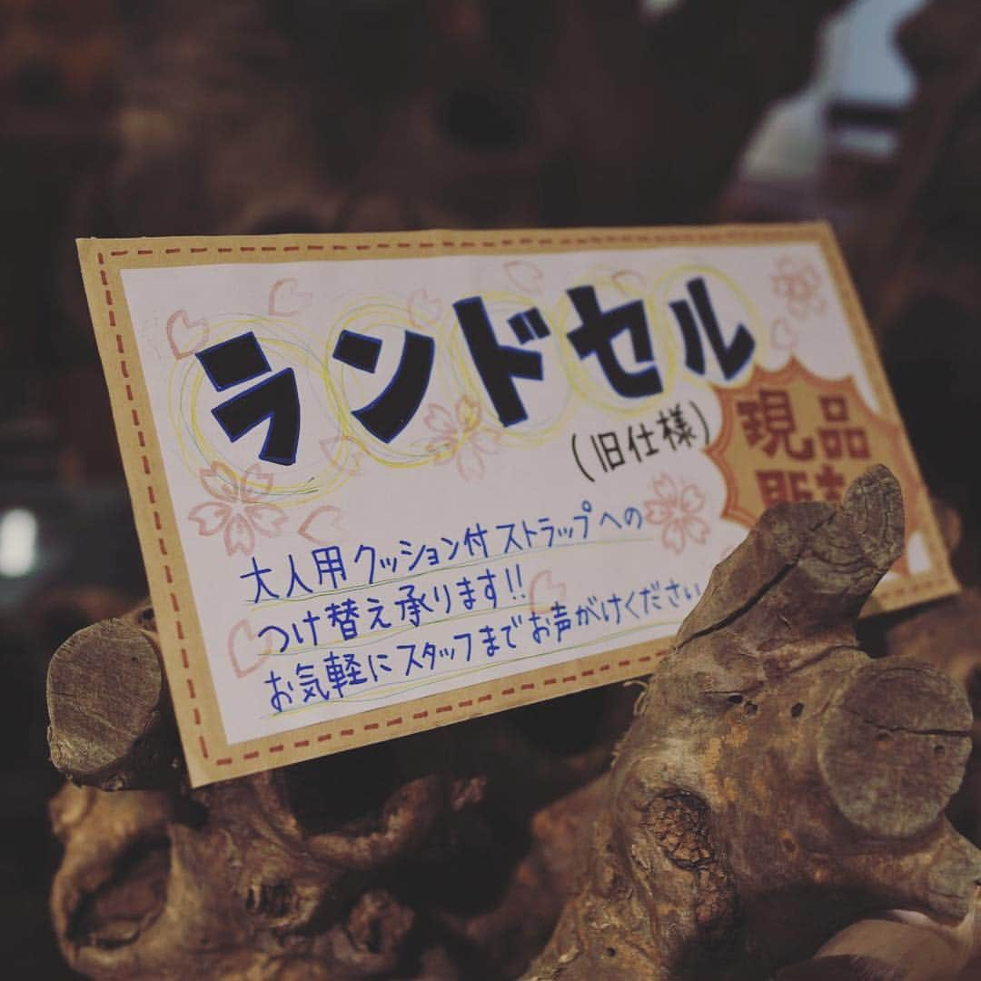 HERZ ヘルツさんのインスタグラム写真 - (HERZ ヘルツInstagram)「今日の本店工房の様子と店内のアイテムを一部ピックアップしてみました。﻿ 本店では現在、ランドセルの展示サンプル品を現品販売中です。大人用のストラップにも変更可能ですので、ビジネスリュックとしても違和感なくお使い頂けます。﻿ ランドセルをはじめ、リュック類は豊富にございますので、この春から背負える鞄をお探しのかたにおすすめです。﻿ ﻿ #ヘルツ #ヘルツ本店 #ヘルツランドセル #ランドセル #リュック #ビジネスリュック #革 #革鞄 #革製品 #herz #herzbag #randosel #schoolbag #ruck #backpack #leather #leatherbag #madeinjapan」3月26日 19時26分 - herz_bag