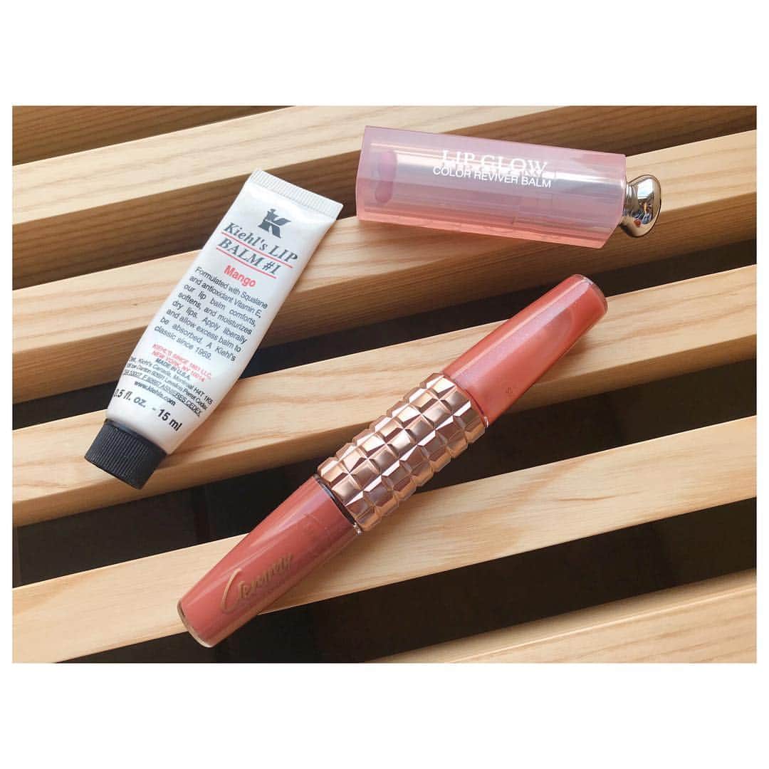 のインスタグラム：「最近のヘビロテリップ。 @kiehlsjp のハワイ限定マンゴフレーバーはもう何年もリピート。他のフレーバーも試したけどやっぱりこれが一番好き。 @diormakeup のLIP GLOWもいわる塗り直しが必要な口紅が苦手な私にはピッタリで何年もリピート。ほんのり色づく感じが私には合っております。 @gemmyblossoms は最近仲間入り。 釜山でチングと落ちないリップティントリップを沢山試したんだけどマットな物が多くていまいちしっくりこず諦めて帰国。 日本帰ってきて色々探していたら1本でマット&ふっくら潤うが両方叶う @megumi1818 ちゃんプロデュースのリップグロスが発売されてたからポチっと購入。 一番自然なベージュにしてみました。 今年は普段からグロス塗る事を習慣づけてみようと思っているので落ちないティントリップは必須✌️ #beauty #cosmetics」