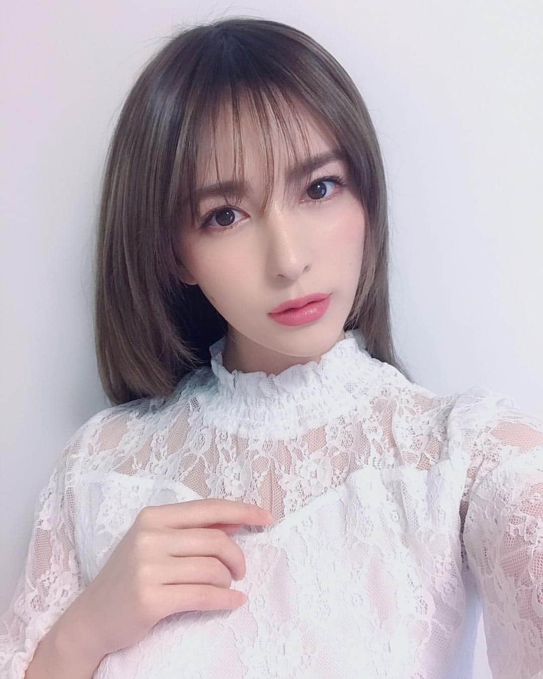 のインスタグラム：「わたしがミューズをつとめさせてもらっているソフィーナの美白UV乳液から、 持ち歩きにぴったりなミニサイズが出たよ ♡  普段小さいバッグが多いからこの大きさうれしいなぁ🤭 ♡  今なら現品がもらえるキャンペーンも実施しているみたい！ チェックしてみてね ♡ @sofinabeaute_jp  #sofina#sofinabeaute#UV乳液#ぬけがけ美容#PR」