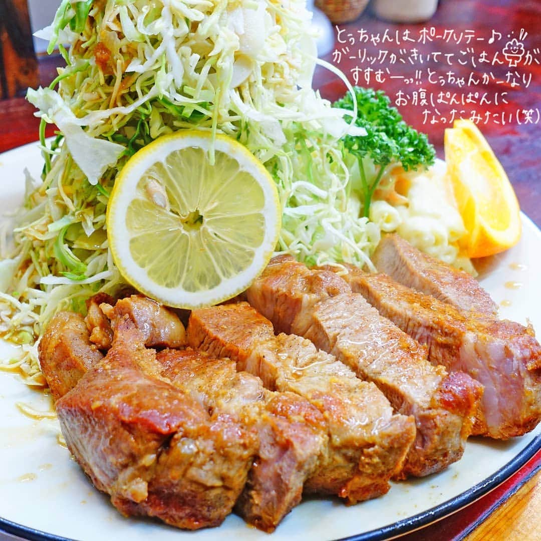 なっつ。さんのインスタグラム写真 - (なっつ。Instagram)「2019.3.26.tuseday ずっと行ってみたかったとんかつの名店『#とんかつ赤城 』さんへ♬ ３０分くらい並んで入れました♡ . どうせならと 特製ロースかつ定食にしました。 とぅちゃんはポークソテー🐷 . シェアして食べました。 わたしの特製ロースかつ定食のキャベツは これでも少な目にしてもらったのに めっちゃ大盛！！ 普通盛りはとぅちゃんの ポークソテーに添えてある キャベツが普通盛り(笑) . 特製ロースかつ定食は ５ｃｍはあるんじゃないか？？という お肉の厚さ。 なので揚げ時間25分かかります。 (並んでる間にメニューを聞いてくれるので お店の中に入って25分めいっぱいは待ちません。) . この厚みで1630円。 (単品1300円、定食にすると＋330円) . お肉も柔らかくって びっくりする美味しさ😳✨ ポークソテーもガーリックがきいてて めっちゃ好みの味！！ . とぅちゃんと2人で頑張っても ロースかつの最後の一切れと キャベツが食べきれず。。。😰 (ごめんなさい🙏…) 次は特製じゃない (それでも厚みのある)ロースかつ定食にしよ♡ お店の人も優しくって 忙しいのに素敵なお店だなって なんだかほっこりしました☺️ 絶対また行く――――！！ . ごちそうさまでした♡ ・ ・ ・ #神奈川#神奈川ランチ#kanagawa#とんかつ #ポークソテー#なっつの絵日記」3月26日 10時32分 - punipopo