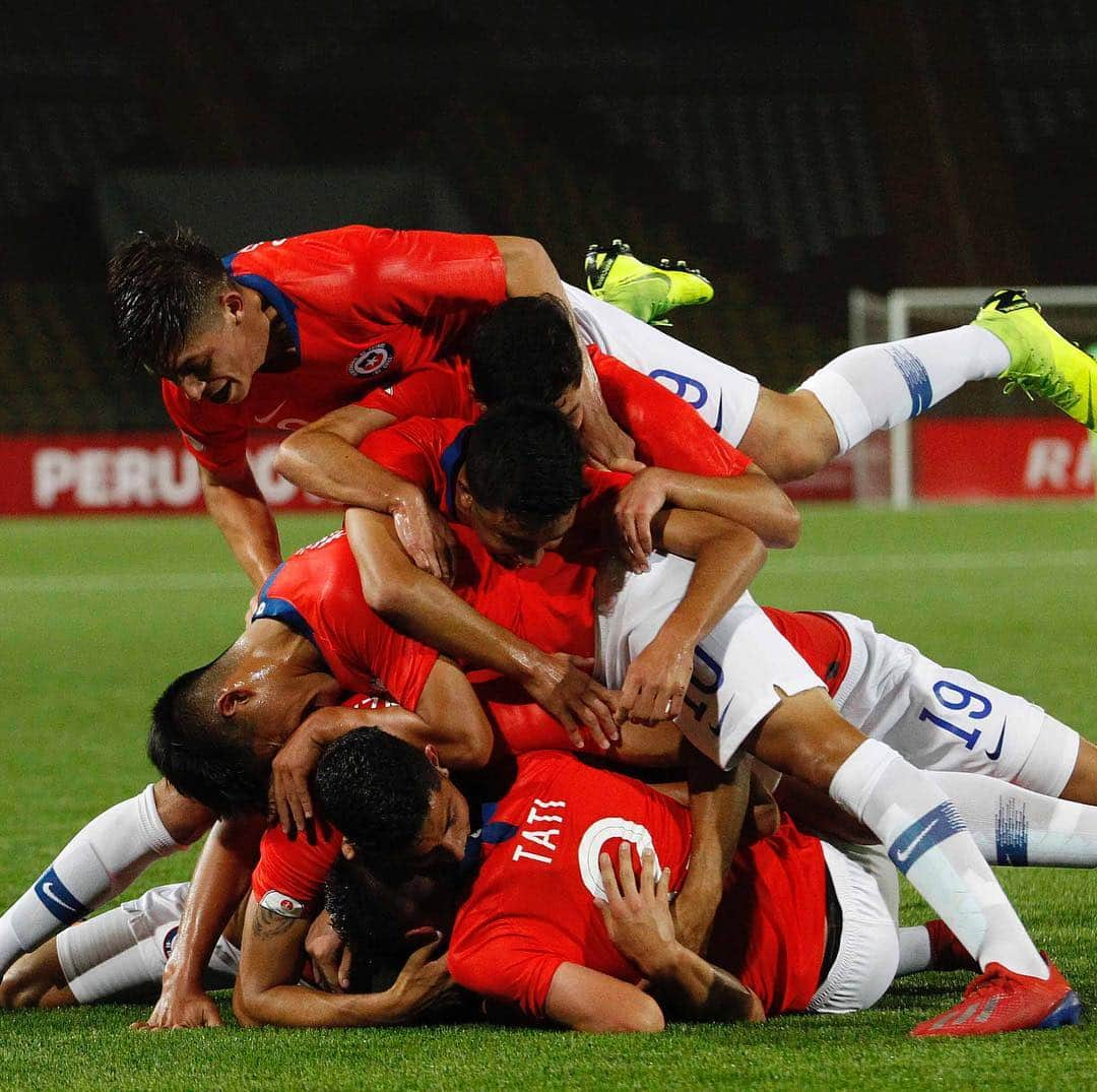 サッカーチリ代表チームさんのインスタグラム写真 - (サッカーチリ代表チームInstagram)「Así celebramos los dos goles que nos dan la ventaja en Lima. ¡#LaRojaSub17 vence por 2-1 a Ecuador en el #SudamericanoSub17!」3月26日 10時33分 - laroja