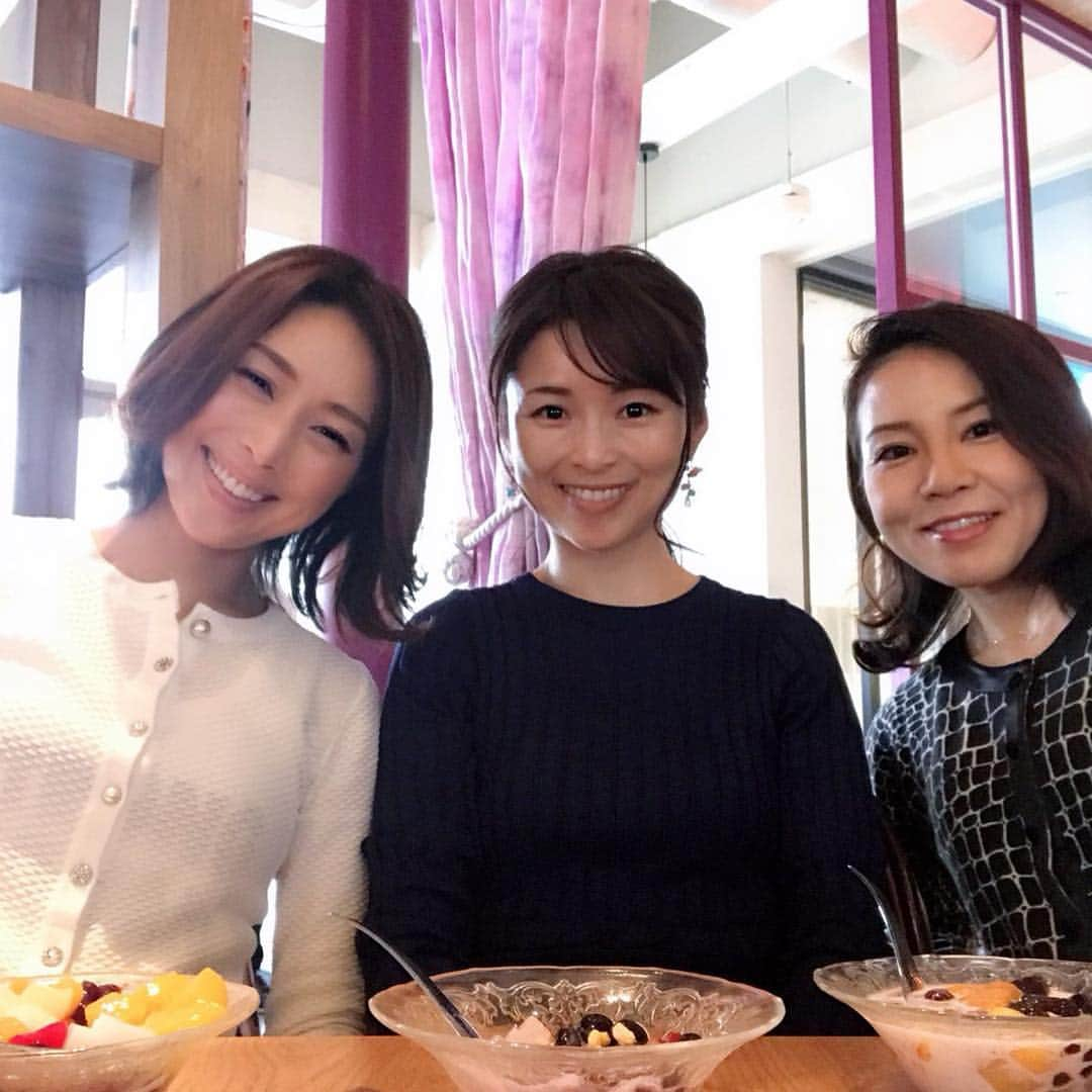 藤田りえさんのインスタグラム写真 - (藤田りえInstagram)「@ayako__miyata 宮田綾子ちゃんとグラーツデンタルケアの @yuko_graz 優子先生とランチ。 タピオカバーのあるアジアバーにて。 美味しかったし楽しかった♡ #宮田綾子 #グラーツデンタルケア  #アンチエイジング矯正 #ホワイトニング #世界最新 #ジャスティンビーバー も #世界の #セレブ たちも #こぞって #やっている #インビザライン矯正 #タピオカ #タピオカバー #シロノニワ #恵比寿」3月26日 10時46分 - rie_fujita.ana