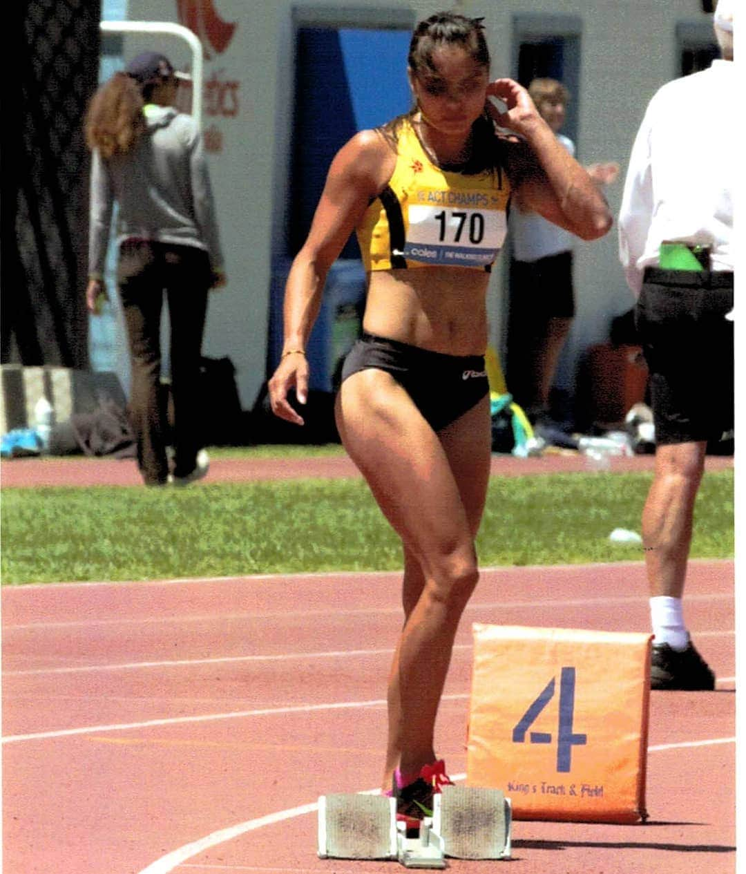 Angeline BLACKBURNのインスタグラム：「Just chillin' at the start line... 🙂 Photo credit: 📸 Osmi #tracktuesday #athletics #trackandfield #sport #running #casual #unintentionalposer」