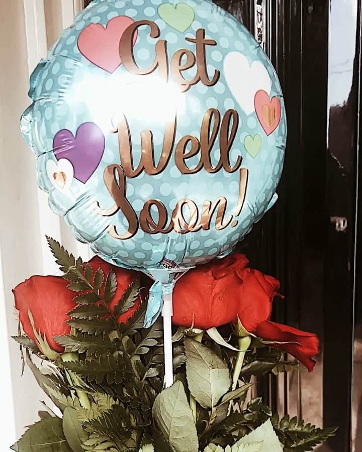 のインスタグラム：「Surprise a success! ❤️ Mama just recently got out of the hospital after a successful operation whilst I was in Canada. And as you may know,  I have a crazy schedule but sometimes simpleng lambing na parinig is it all it takes to book a flight agad agad. @jascurtissmith also flew home so we can help our brother Tom, take care of her whilst recovering at home. Thank you to my Showtime and ABS-CBN Family for understanding. I’ll be back Saturday. Back to being a dutiful daughter muna ako. 💋 Love you mama @carmcurtissmith. Good job @jascurtissmith and @thomasjamescs for keeping it a secret. Akala nya food delivery 😂」