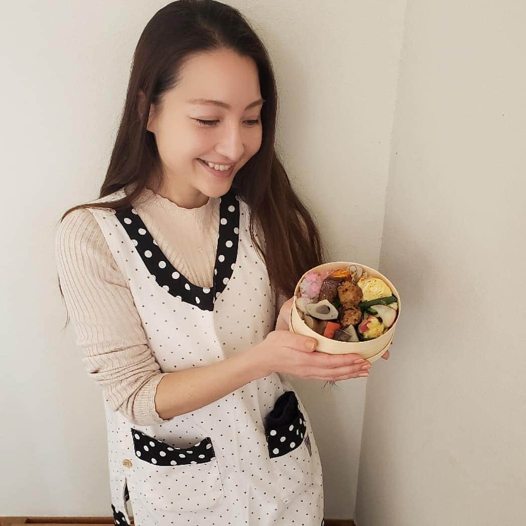 Hiromi Tomiiさんのインスタグラム写真 - (Hiromi TomiiInstagram)「お料理教室に参加してきました☺️ . . メニューは、春のお弁当❤️ 野菜たっぷりの作り置きできるおかずを作って、お弁当箱に詰めたよ☺️ . . 日本うま味調味料協会さんの、 「うま味調味料」を使って、お料理を美味しくしました☺️ . .  味をつけるだけかと思いきや、下ごしらえでお魚にふっておいたら、お魚がふんわり、柔らかくなったりいろん な使い方があってびっくり❗ . . .  うま味調味料とは、うま味を加え、全体の味を調和させることを目的とした、グルタミン酸、イノ シン酸、グアニル酸などのうま味成分を水に溶けやすく使いやすくした商品なんだって☺️ 料理にうま味を与えると同時に、素材の持ち味を引き立て、全体の味を調和させる働きがあるのだそう。 うま味とは、５つの基本味（甘味・酸味・塩味・苦味・うま味）の一つで、独立した味を指すんだって😉 . .  今日のお料理教室で習ったうま味調味料の使い方をおうちでもやろうと思うよー🍀 . .  #うま味 #うま味料理教室 #うま味調味料 #日本うま味調味料協会 #うま味調味料FiNCアンバサダー #FiNC #FiNCアンバサダー」3月26日 10時47分 - hiromi.tomii