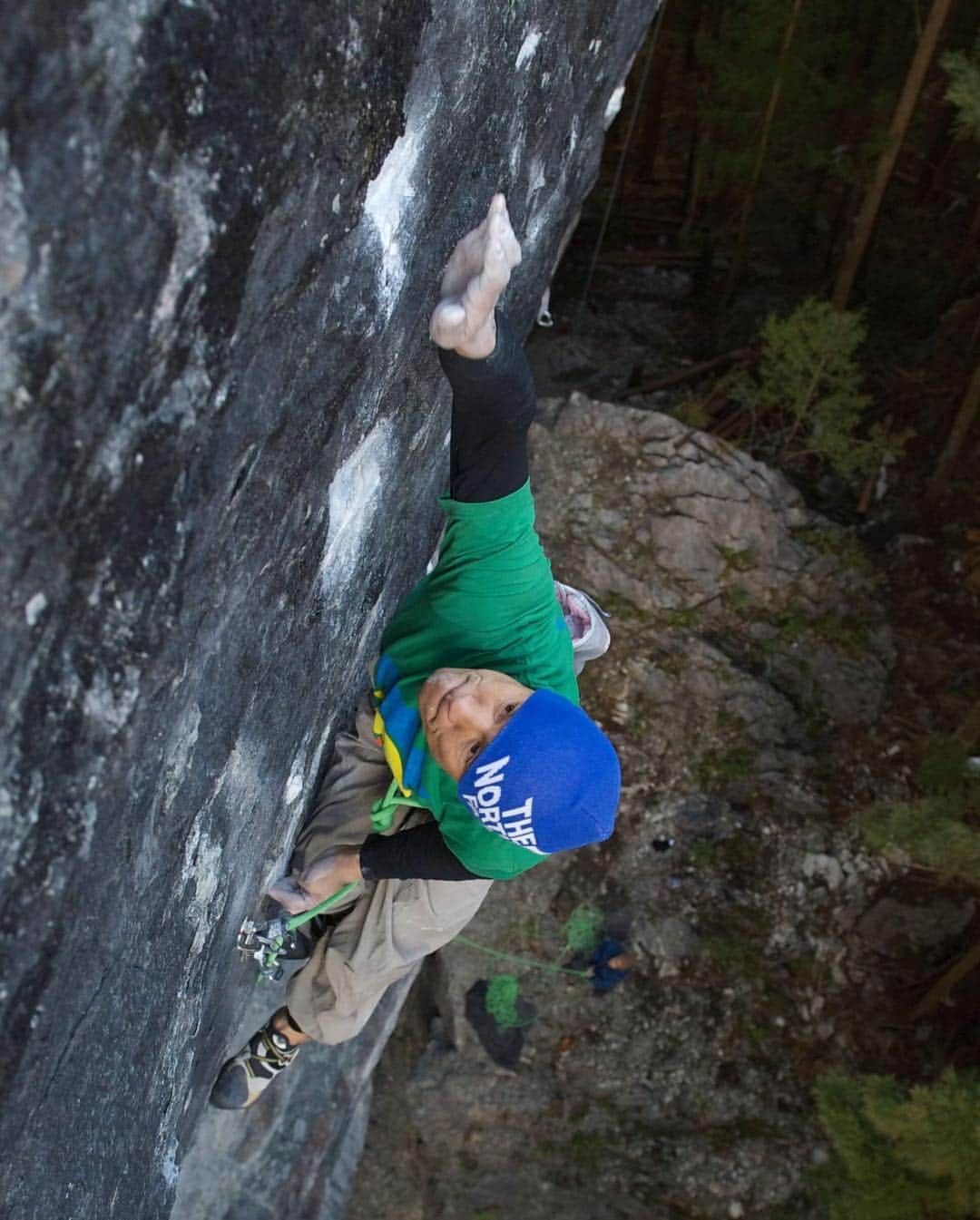 平山ユージさんのインスタグラム写真 - (平山ユージInstagram)「I just want to announce the name of my new route.  The name is “Time Machine 8c+,5.14c  There are many of my old routes from 1987 and 1988 here in Gozeniwa and Those routes give to me lots of inspirations just being here and just climbing here. And those routes are express a lot of messages from 80s and even I feel like it’s from young Yuji. And today with my new route “Time Machine” will express a lot what we are doing today and Time Machine will bring you to my generation forever.  1 pic, view from the others side of Time Machine. 2 movie, 2017 June One of my beginning of linking  attempt. 3 pic, trying hard but always dealing with my knee. 4 movie, moment of red point after 22 months of effort.  さて先日登ったプロジェクトの名前を決めました。  名前はTime Machine, 8c+  高校生の頃通った御前岩で再び本格的に登り始めたのは2015年の暮頃からでした。30年近い月日が経っていましたが、目の前のボルトやスリングは当時のまま、懐かしいと同時に当時の開拓を思い出し十代の自分や当時の景色を来る度に感じることができました。そこには未成熟なクライミング界ではありましたが、今の自分にはない熱い情熱が存在し、一本一本のルートから放たれるエネルギーがリボルト作業を通してメッセージのように伝わってきました。ラインどり、ボルト位置や間隔、全てがアグレッシブで必要最小限で自然との妥協点を見つけ出しているようでした。手打ちで打ったと言うことや高校生でお金がなかった、とかいろいろあるとしても、僕らのクライミングに対する理想の高さが随所に垣間見れたのは事実です。そんな3年半程の間、そのように過去の自分に出会ったり仲間を思い出し、昔の僕らから沢山のメッセージを頂いているようでした。そんなルート達は2017年暮に御前岩が開放されてから沢山の皆んなにも感じて頂けるようになりました。そしてぜひ、この1年10ヶ月の想いや自分からのメッセージをこのTime Machineを通して感じて頂ければなと思います。 1.キャスリウォールから 2.2017年6月 3.膝との付き合いをしながら核心練習 4.2019年3月22日完成  #new50’s #gozeniwa  @thenorthfacejp  @blackdiamond  @beal.official  @climbskinspain  @climbparkbasecamp  @boulderpark_basecamp  @basecamptokyo  @thenorthfacecup  @basecamp.import」3月26日 10時51分 - yuji_hirayama_stonerider