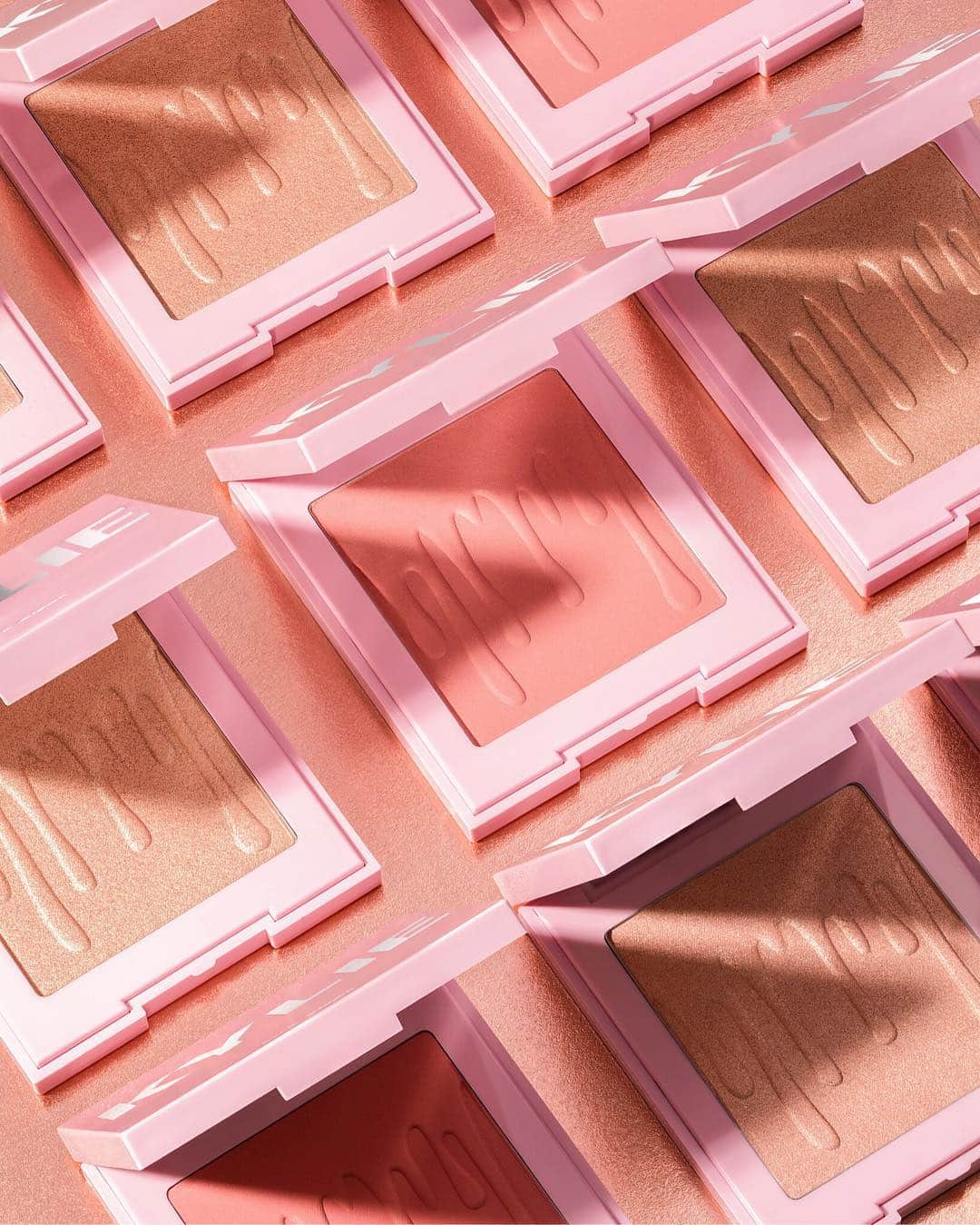 Kylie Cosmeticsさんのインスタグラム写真 - (Kylie CosmeticsInstagram)「SURPRISE! 🎉 Available THIS FRIDAY you can grab our previously sold out CRUSH blush from the Valentine Collection 💘 as well as SALTED CARAMEL and COTTON CANDY CREAM #Kylighters in all new packaging!」3月26日 10時57分 - kyliecosmetics