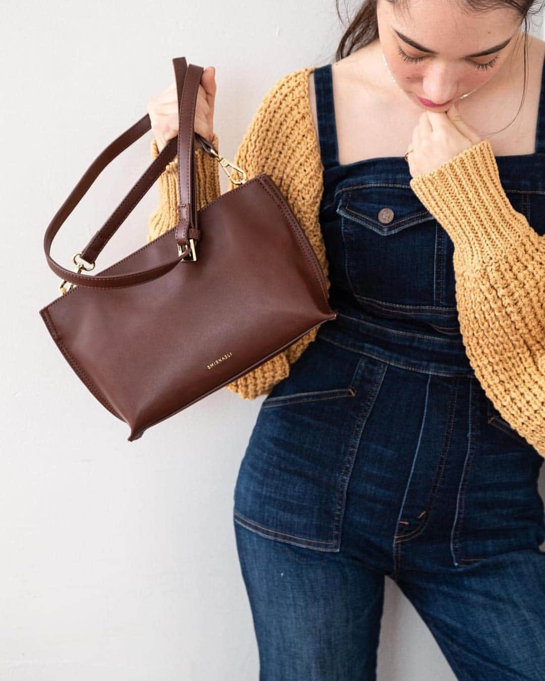 SMIRNASLI_officialのインスタグラム：「3pockets Shoulder Bag . シンプルで使いやすい ミニBagが登場❤︎ どんなコーデにも合わせられる 前後にポケット付きで機能性も◎ 予約受付中です🤔♡ . color Brown/Black/Pink . . . #smirnasli #サミールナスリ #Bag #Shoulderbag #バッグ #ミニバッグ #spring #summer」