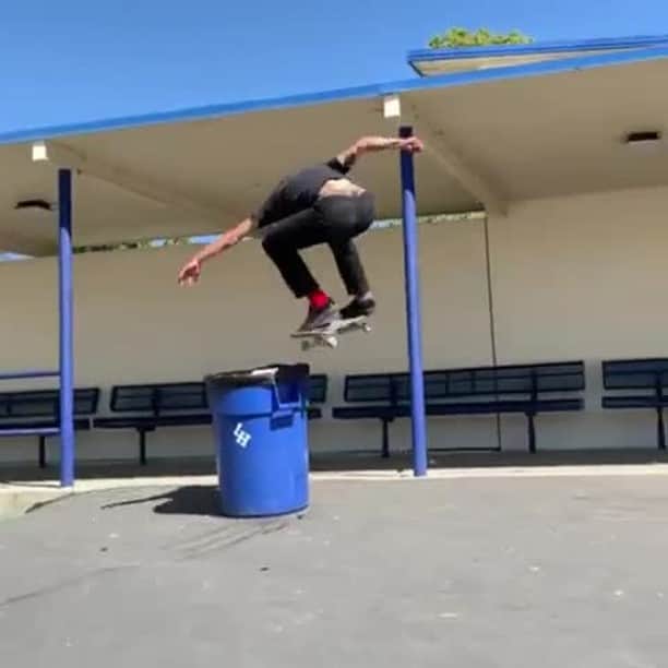 オルタモントのインスタグラム：「@dakotaservold w/ a proper bs flip to pop off the week ⚡ // 📹: @bryanbetz // #CFADC」