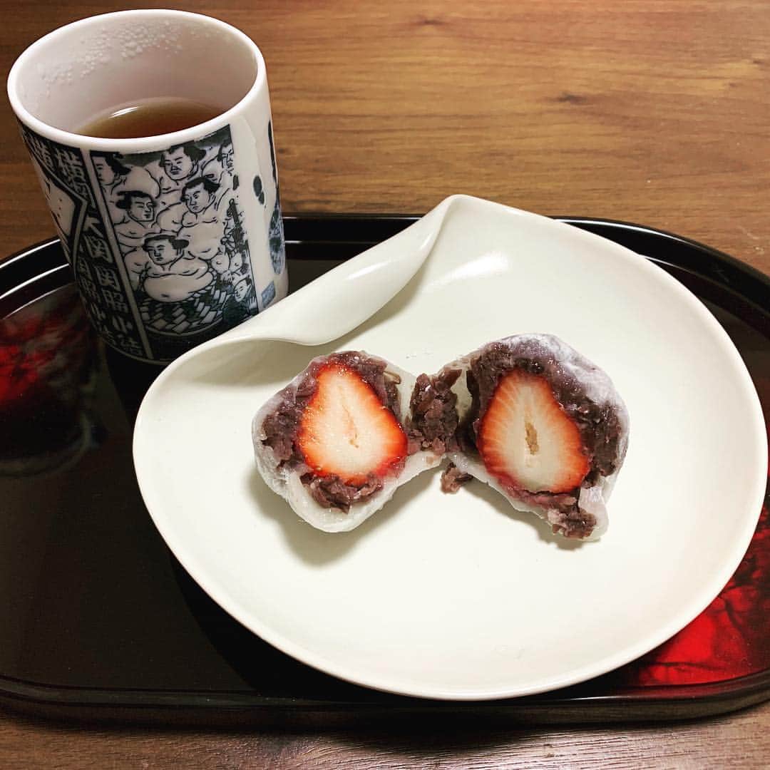 のインスタグラム：「日曜日のパーティーでいただいた、縁起の良いいちご大福🍓 2日経ってもふわふわもちもち〜☺️💓 #おやつ #お茶タイム #teatime  #いちご大福 #ナイフで切ったら、しっかりいちごが真ん中にいて、とても綺麗な断面☺️ #断面  #断面萌え」