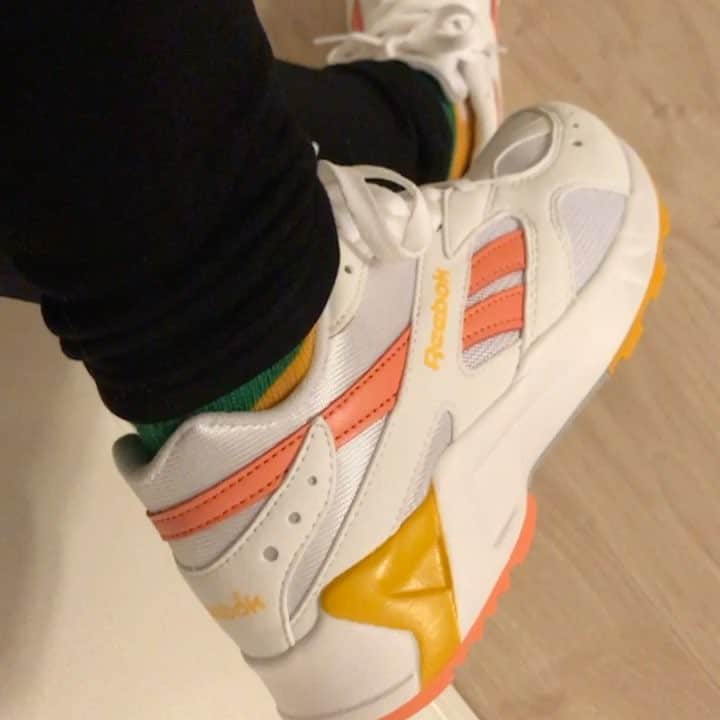 のインスタグラム：「‪届いた！ドリアンちゃんからの贈り物😍‬ ‪#リーボック のスニーカー👟春の色がアクセントになってめちゃかわいい！早速履きたいのに今日は雨予報だからやめました☔️‬ ‪Thank you @ReebokCLASSICjp @masaki_durian ‬ ‪#GiftedByReebok‬」
