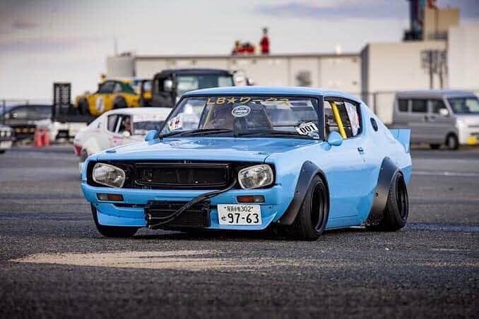 のインスタグラム：「Libertywalk自由に歩く！！！ LB★WORKS NISSAN KEN&MERRY🙂  やっばりおっさんは今もNISSANが大好き🙂  #nissan#昭和#族車#懐かしい#昔#スタイル#style #yokohamatyres #先輩#憧れ#stance#widebody」