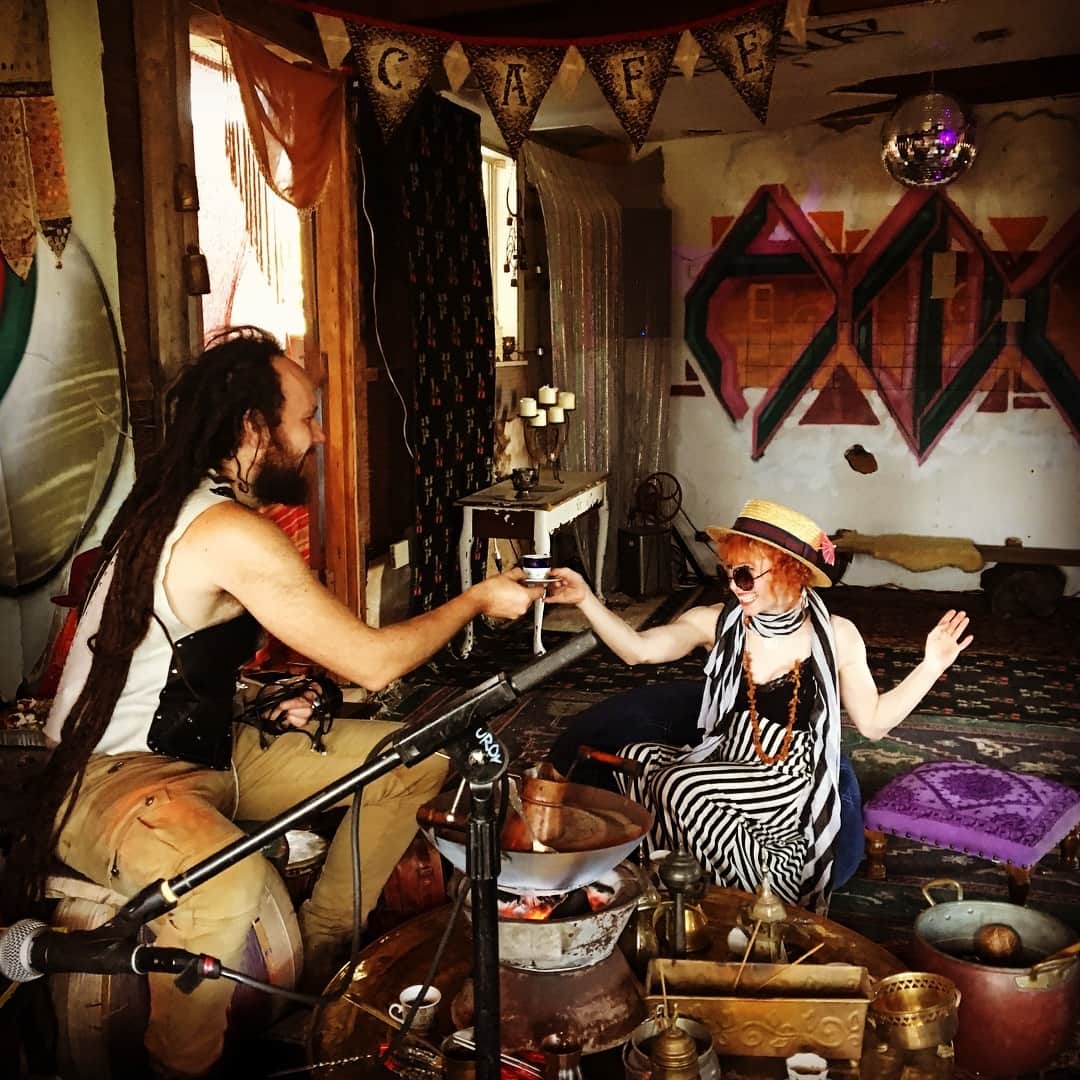 ボニー・モーガンのインスタグラム：「Somewhere in an abandoned shell of a house in Bombay Beach the Caffeine King offers precious cups of homemade life’s blood from a cauldron of sand to fuel a long night of shenanigans @bombaybeachbiennale #turkishcoffee #bombaybeachbiennale #adventuresofbendybonnie #caffeine #superleaded #shenanigans #wishmeluck #bendybonnie」
