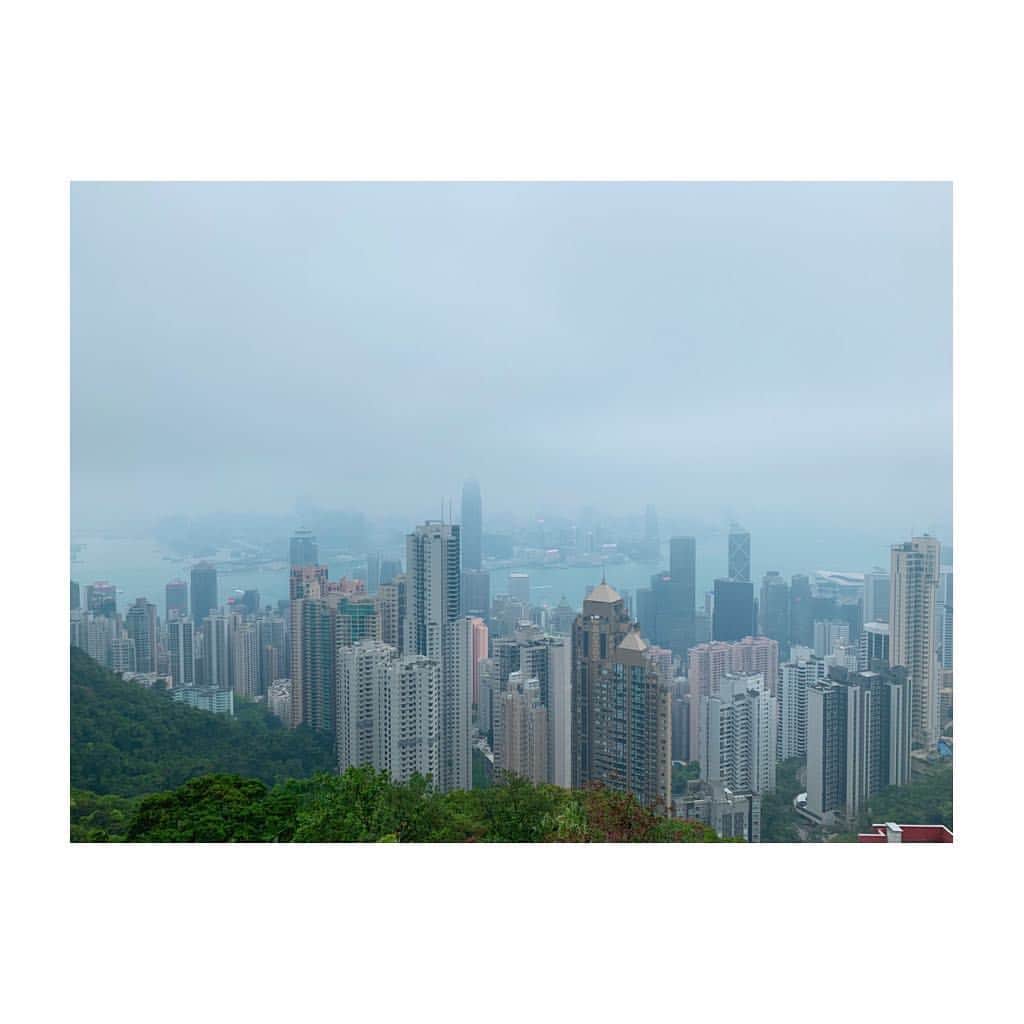 紗々さんのインスタグラム写真 - (紗々Instagram)「常夏の香港のはずが、極寒( ꒪⌓꒪)❄️ * 強風・曇天の中、夜景の名所 #ビクトリアピーク へ…‼️ * 活動限界を久しぶりに感じました( ꒪⌓꒪)寒さ対策って大事⚡️ * 寒すぎて行きはタクシー(車内冷房が効いたた涙)帰りは #ピークトラム に乗車🚃 * ものすごい急勾配で衝撃的な角度を体験。これは楽しい！！ * あとで調べたら最大傾斜23度らしいです…‼️←数字はピンときません * 麓についたら、登山乗車の方の大行列で驚き⚡️この寒さの中、薄着で並ばずに大正解感…。* 総じてラッキーでした(*´Д｀*) * #香港  #太平山 #太平山頂 #山頂欖車 #peaktram #victoriapeak #hongkong #trip #japanesegirl #instagood #cloudy #windy」3月26日 11時17分 - 03sasa03