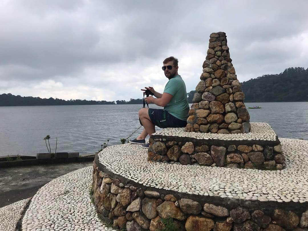 ニキータ・ボチュコフのインスタグラム：「Озеро Братан (Danau Beratan) — один из главных источников пресной воды на Бали. Оно расположилось в горной части острова на высоте более 1200 метров над уровнем моря. #amazing #photooftheday #travel #travelblogger」