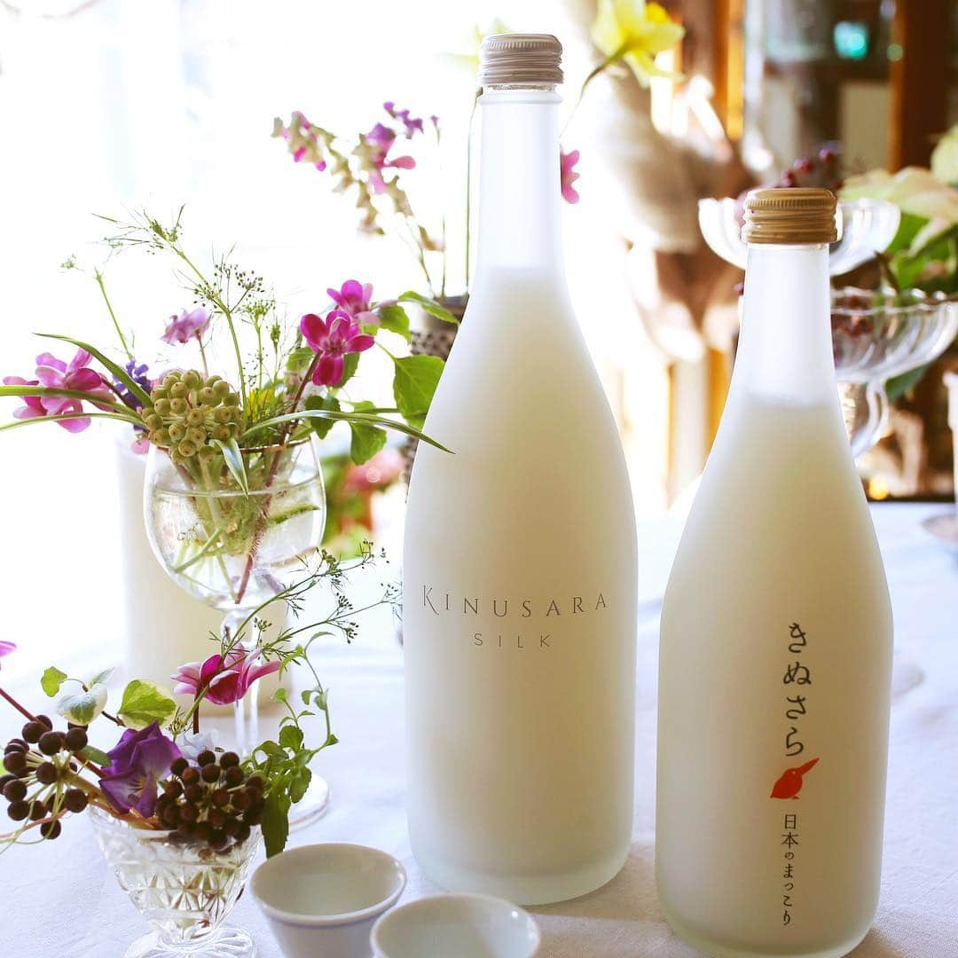 amiさんのインスタグラム写真 - (amiInstagram)「． This is Japanese sake ． 最近の夜ご飯のお供は、静岡のお水と 愛知のお米で作られた日本のまっこり "KINUSARA SILK"です♡♡ ． 喉越しが良くて、フルーティーな 味わいが今までになかった 飲みやすさ٩( ,,˘ ³˘)♥ ． これはハマります❤️ ご飯にもぴったりでした♡ ． ． #まっこり#酒#きぬさら#KINUSARA#マッコリ好き#静岡の水#愛知の米#米#お酒#日本#和食#和#ライスワイン#麹#米麹#花のある幸せごはん @scraproll  http://www.kinusara.jp まっこり 3448」3月26日 11時30分 - amikuma1219
