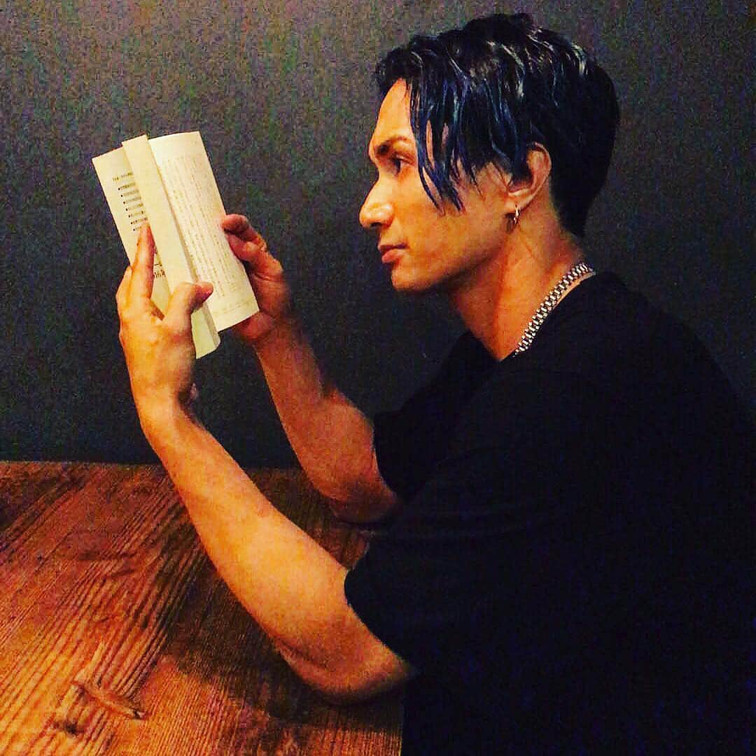 橘ケンチさんのインスタグラム写真 - (橘ケンチInstagram)「カウンターでじっくり本を読む、至福の時間✨ Reading on the counter, blissful moment.  #thisisme#kenchi#tachibana#橘ケンチ#kenchitachibana#ldh#exile#japanese#japaneseactor#actor#performer#instagood #instalike #instadaily #instamood#本#book#bookstagram#books#art#reading#ブックレビュー#読書#たちばな書店#bookstore」3月26日 11時30分 - kenchitachibana